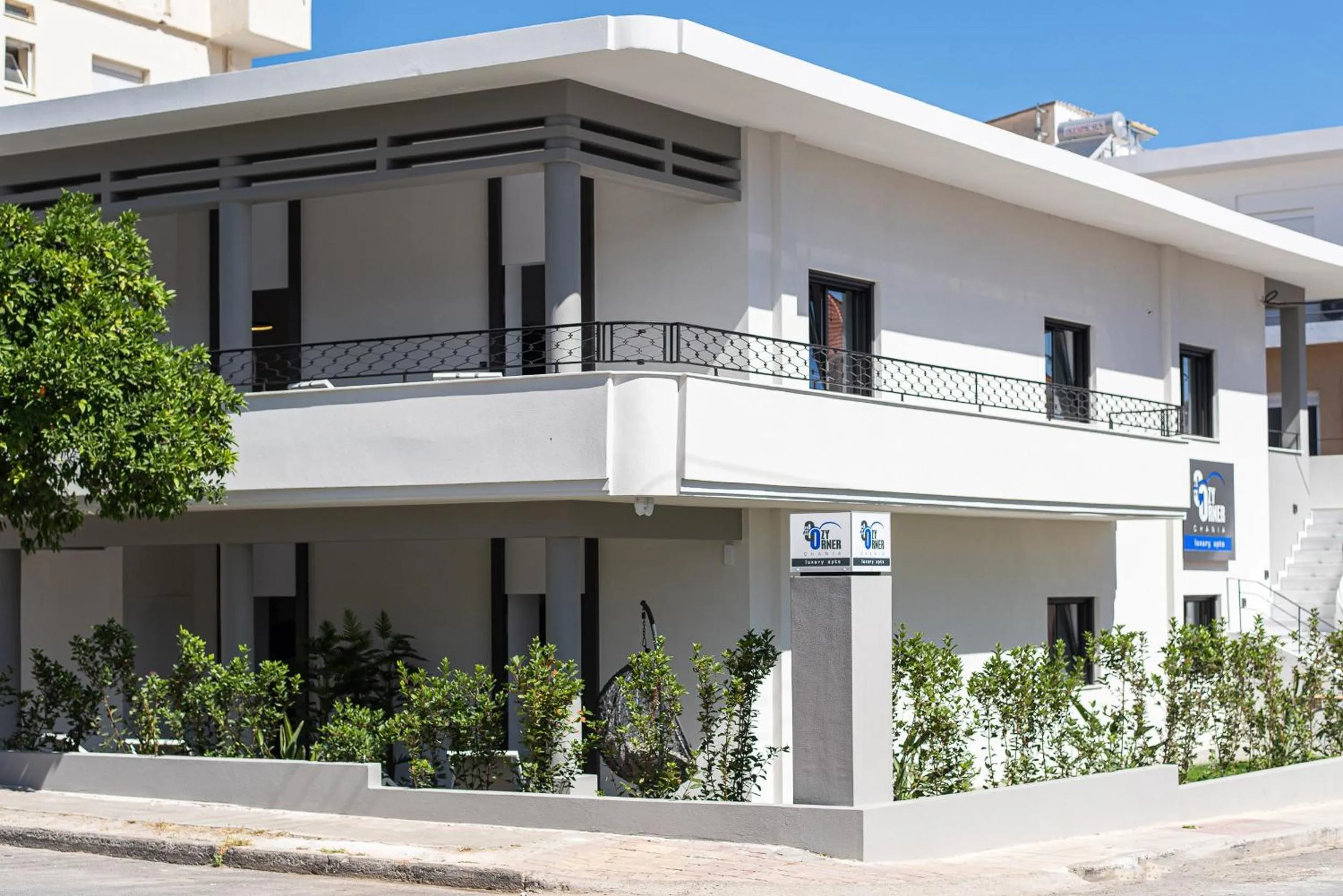 Facade/entrance in Cozy Corner Luxury Apartments