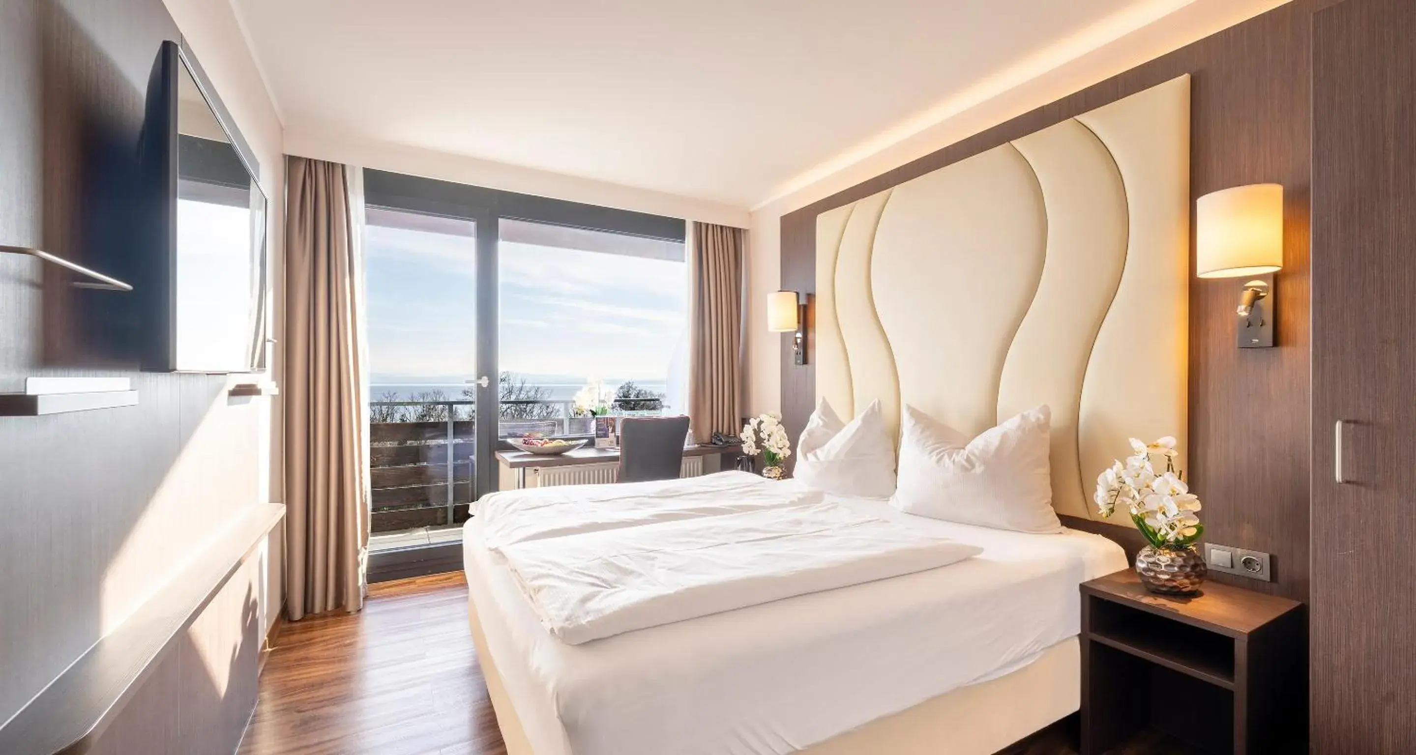 TV and multimedia, Bed in PLAZA Hotel Föhr am Bodensee TV and multimedia, Bed in PLAZA Hotel Föhr am Bodensee