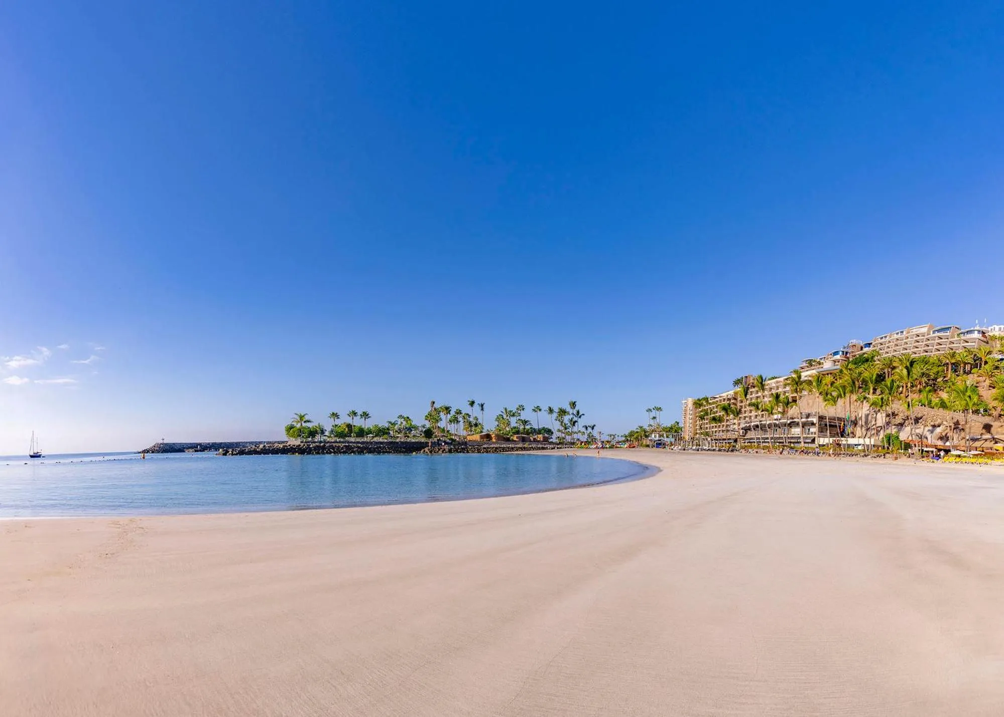 Beach in Anfi del Mar 1