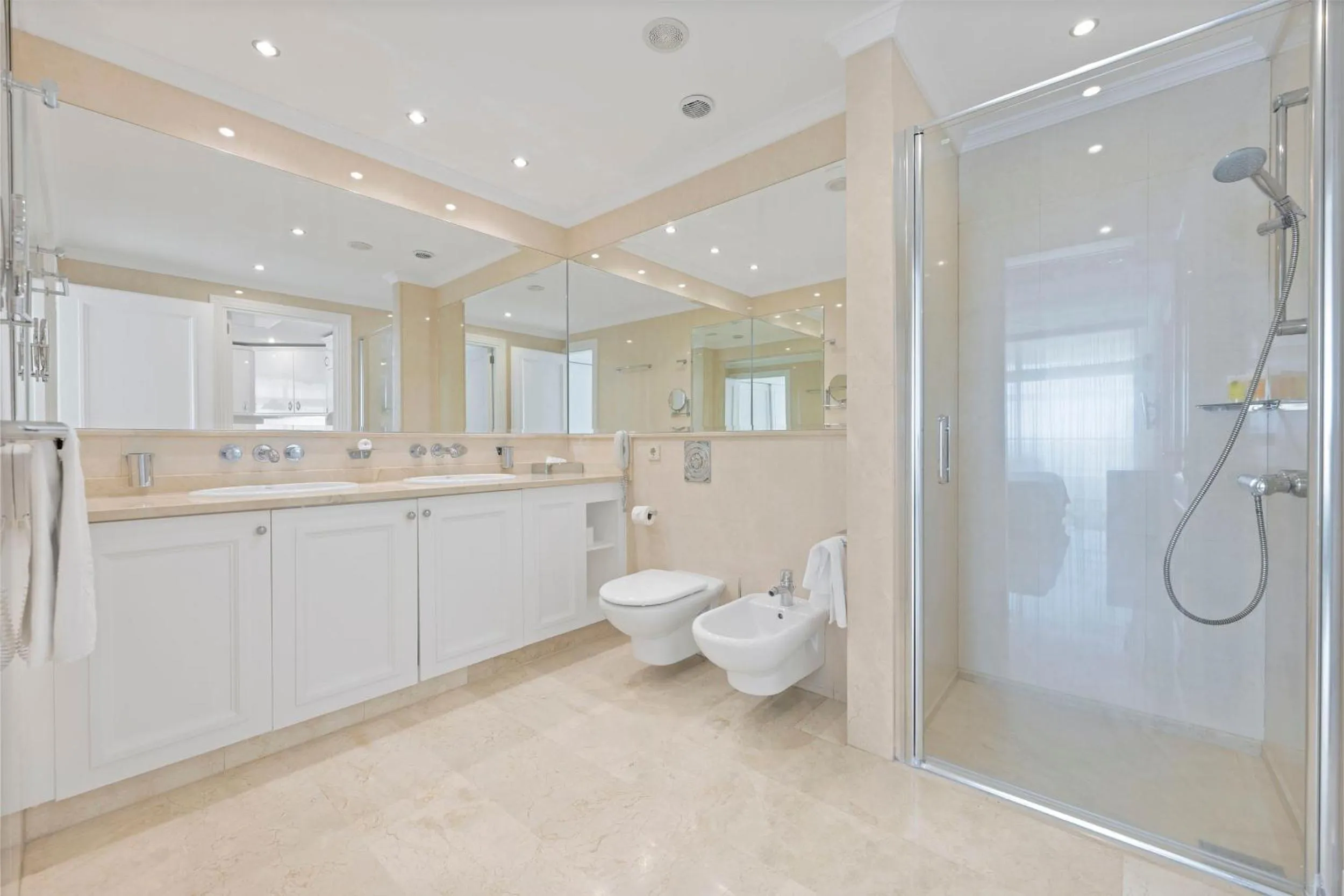 Bathroom in Anfi del Mar 2