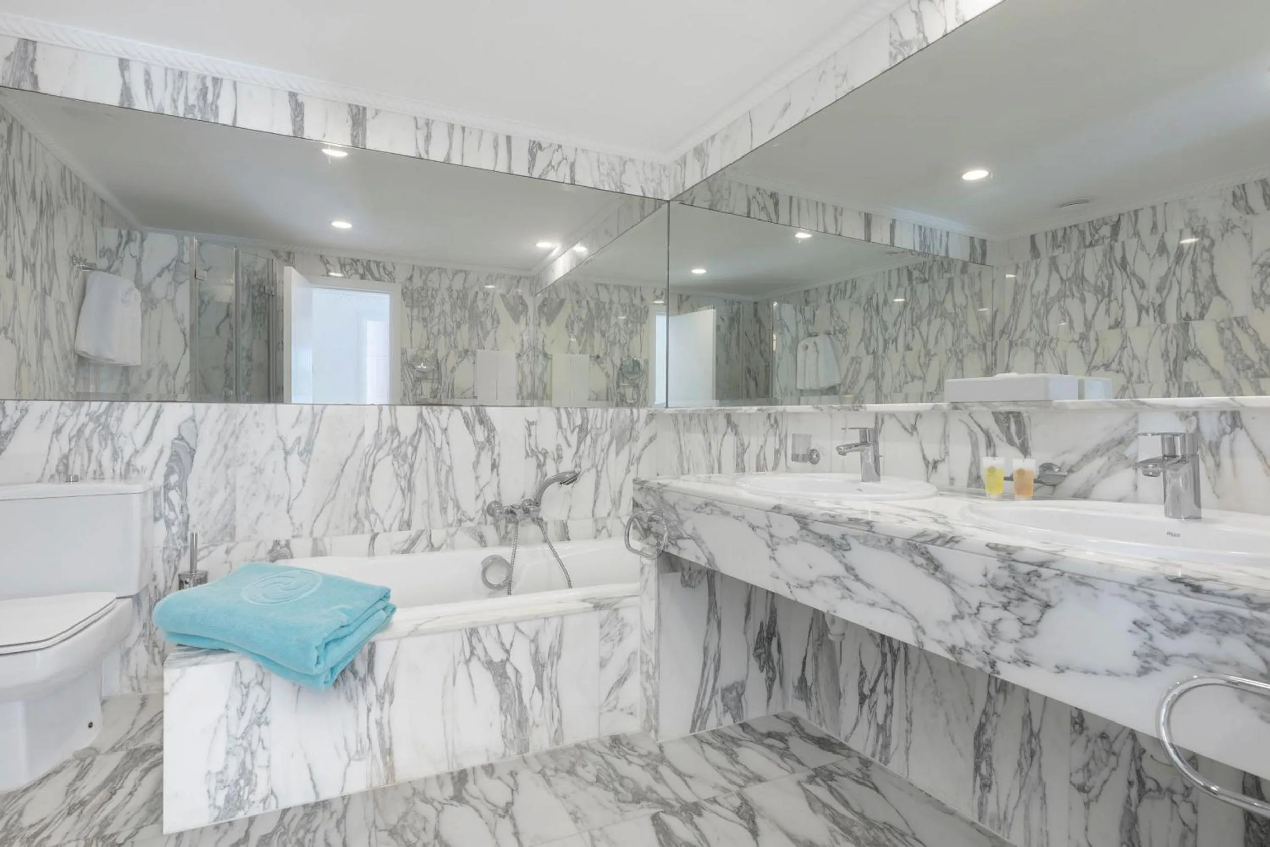 Bathroom in Anfi del Mar 2