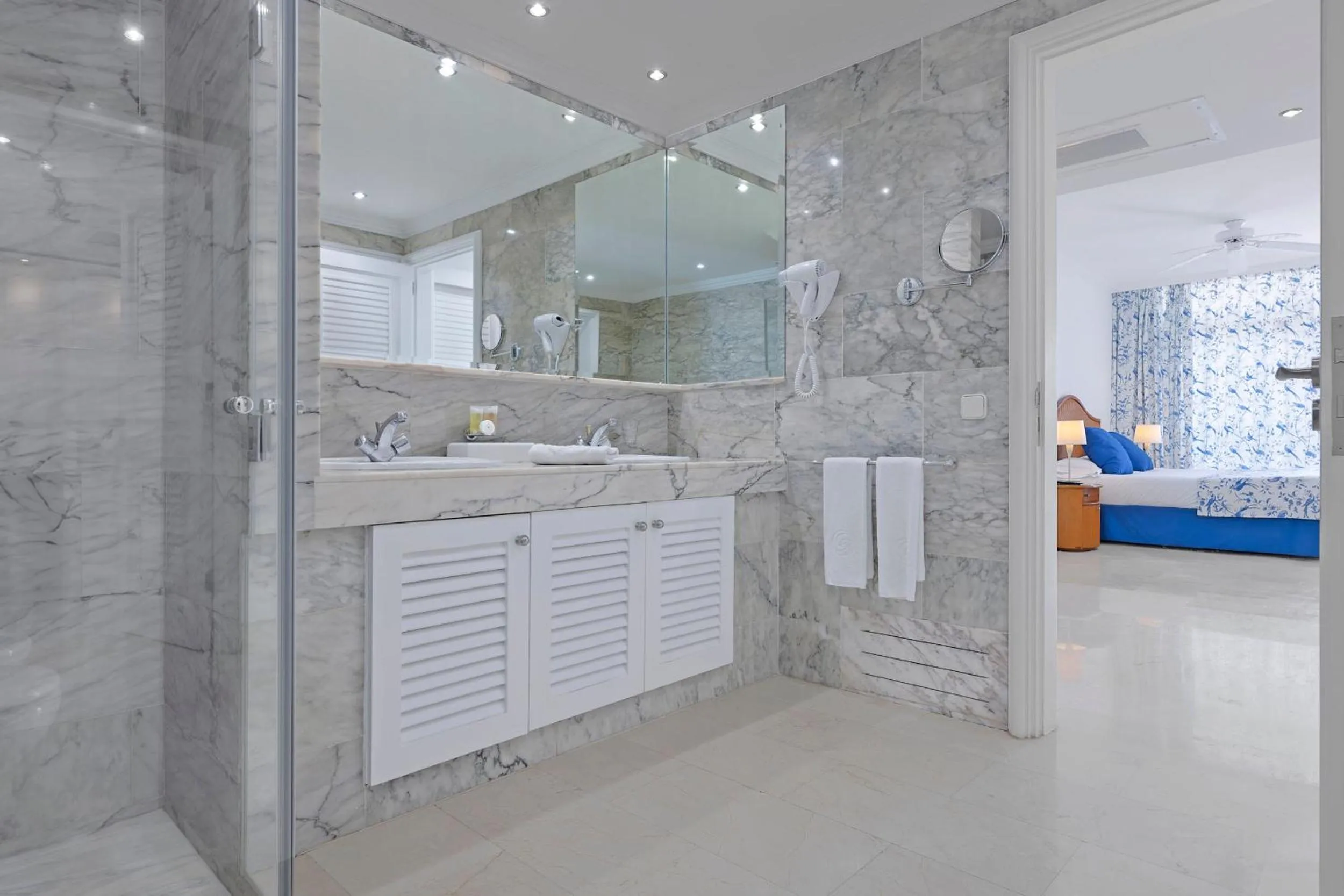 Bathroom in Anfi del Mar 2