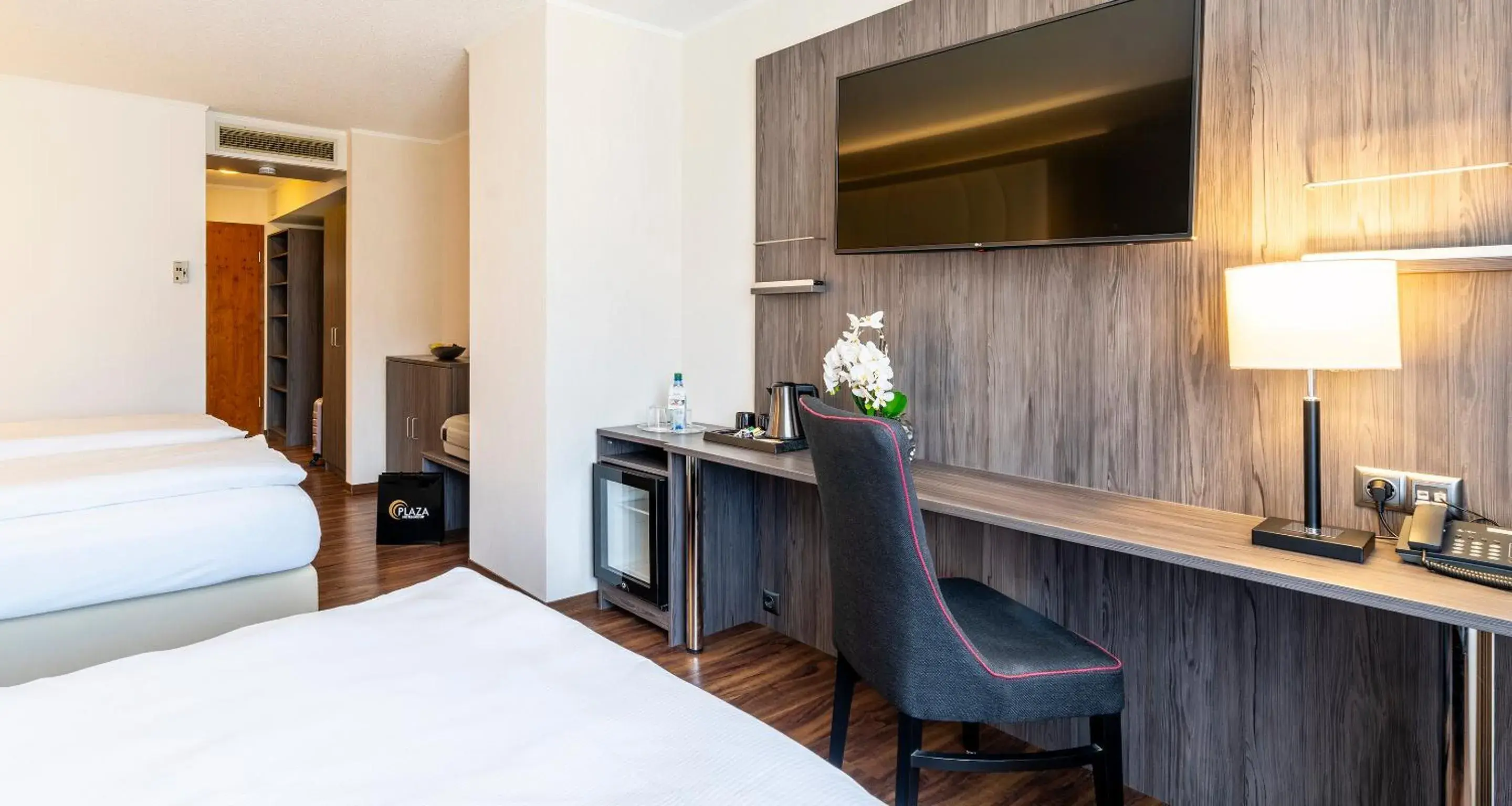 TV and multimedia, Bed in PLAZA Hotel Buchhorner Hof TV and multimedia, Bed in PLAZA Hotel Buchhorner Hof