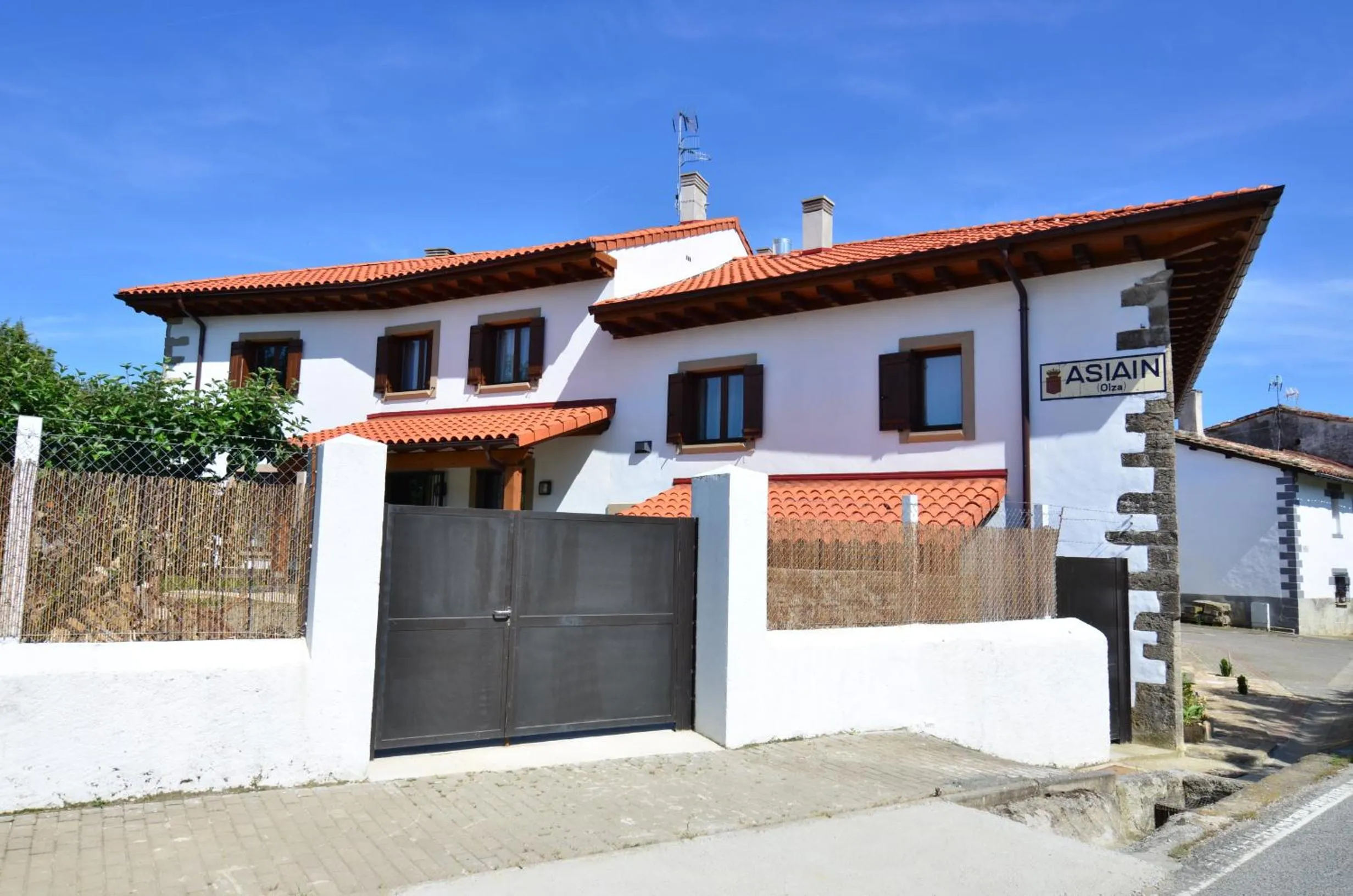 Facade/entrance in Casa de la Cadena