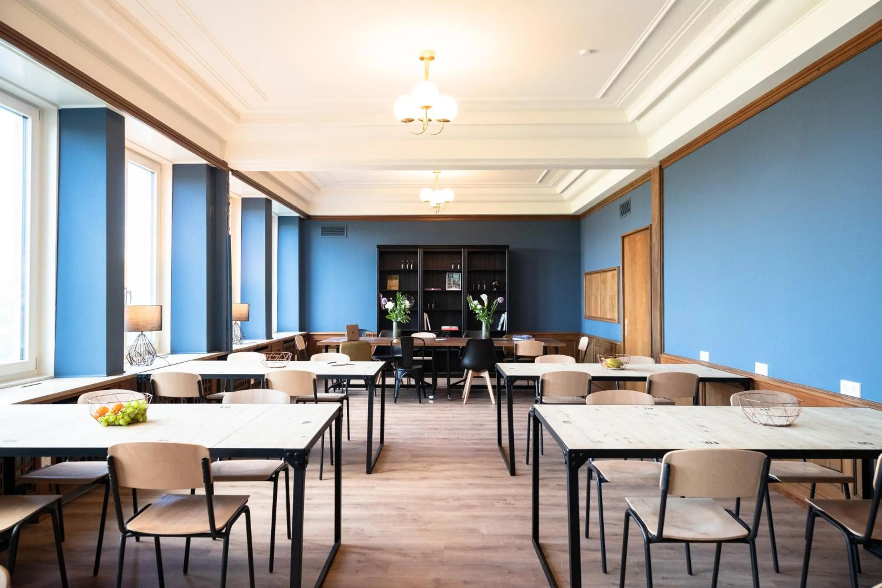 Library in PHNX Aparthotel Hamburg