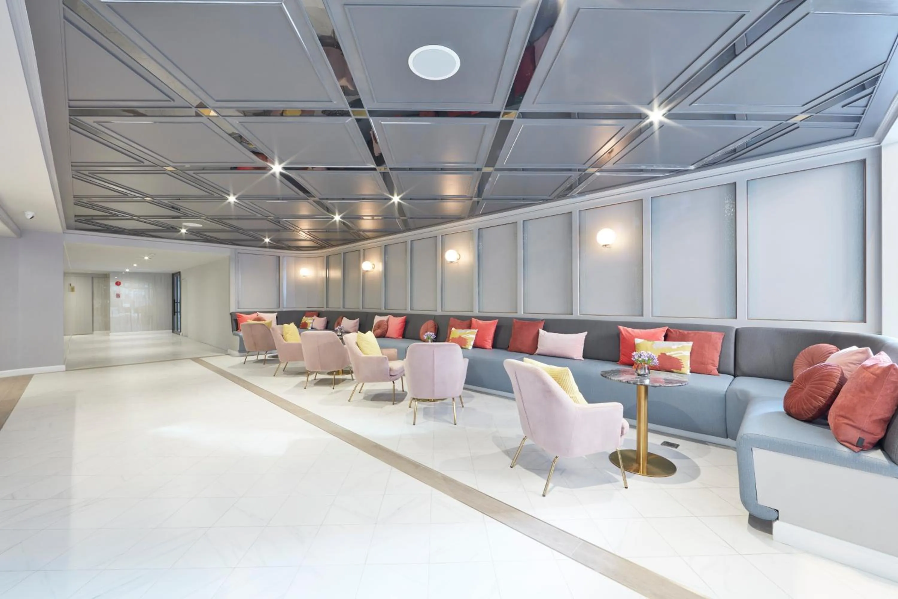 Lobby or reception in The Quarter Ploenchit by UHG