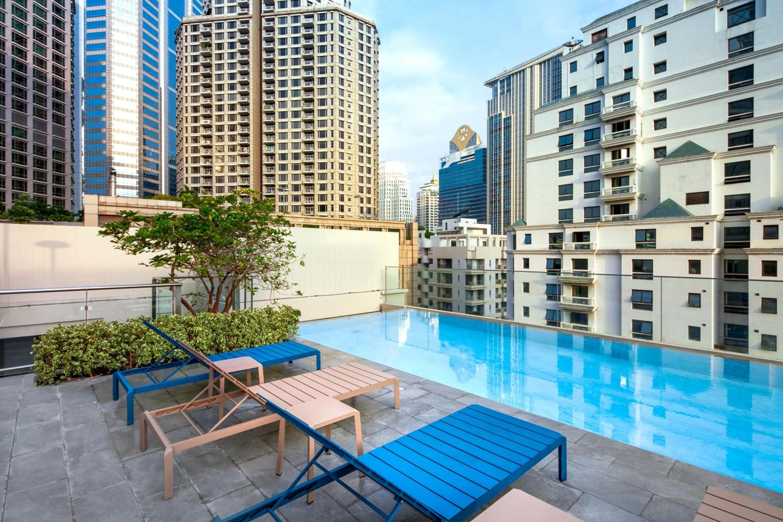 Swimming pool in The Quarter Ploenchit by UHG