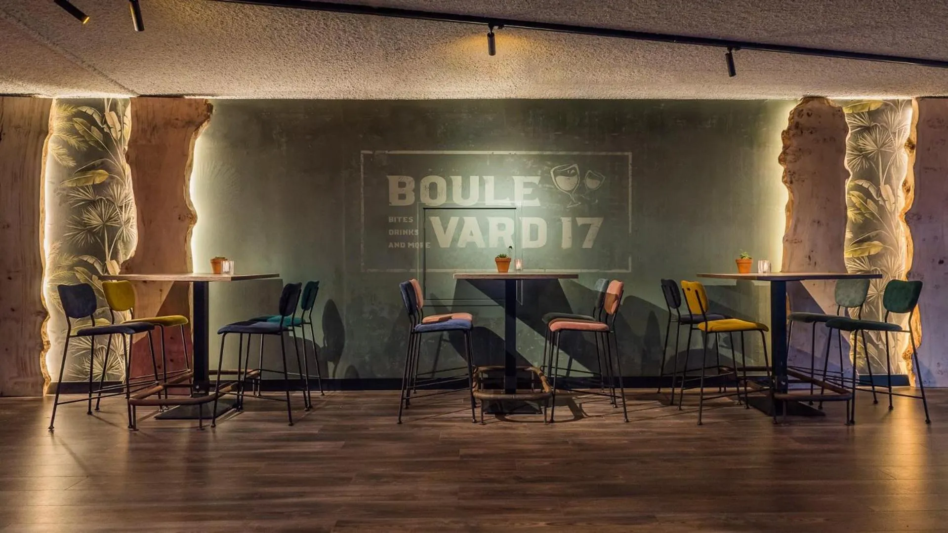 Restaurant/places to eat in Suites Boulevard 17