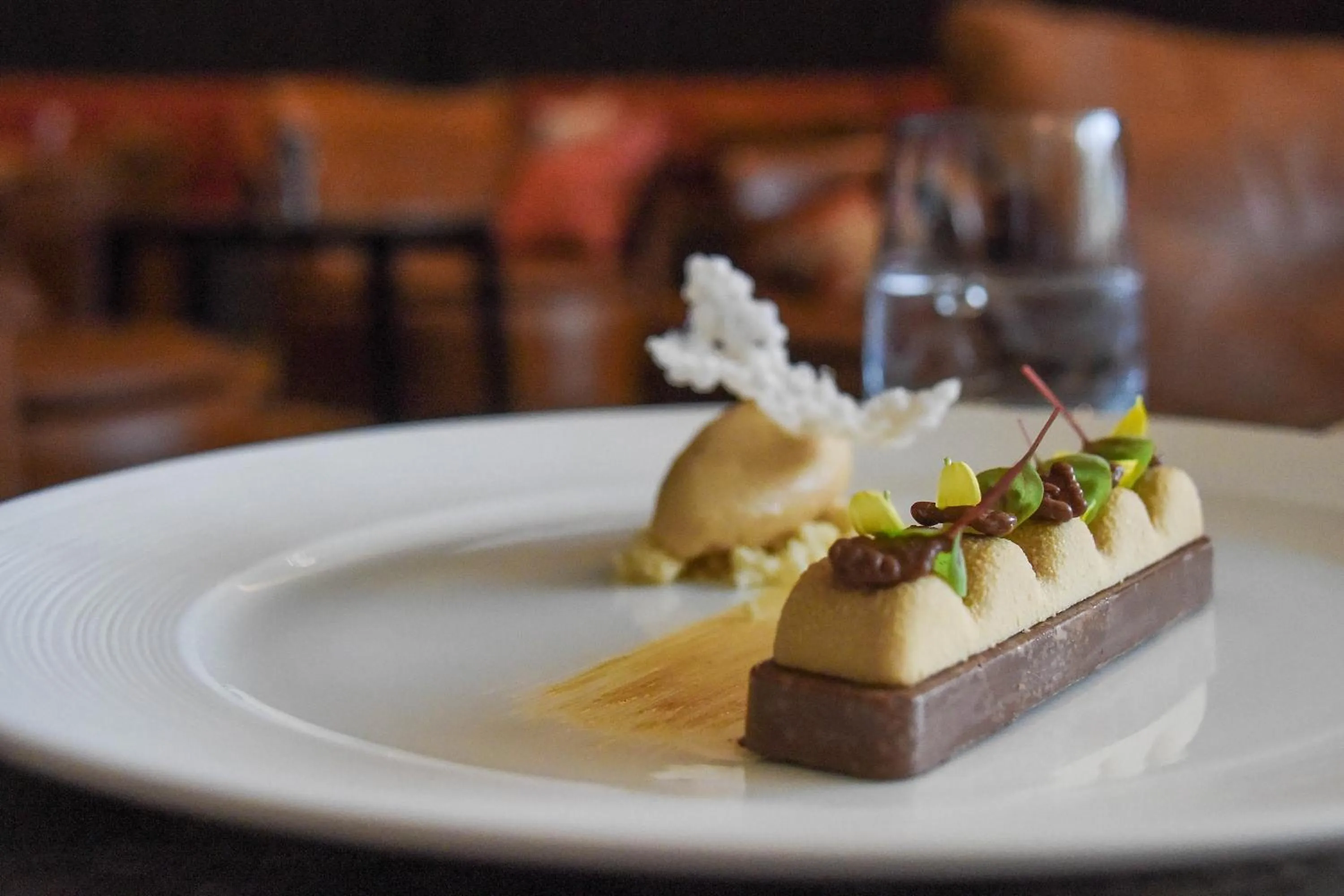 Lounge or bar in AlpenGold Hotel Davos