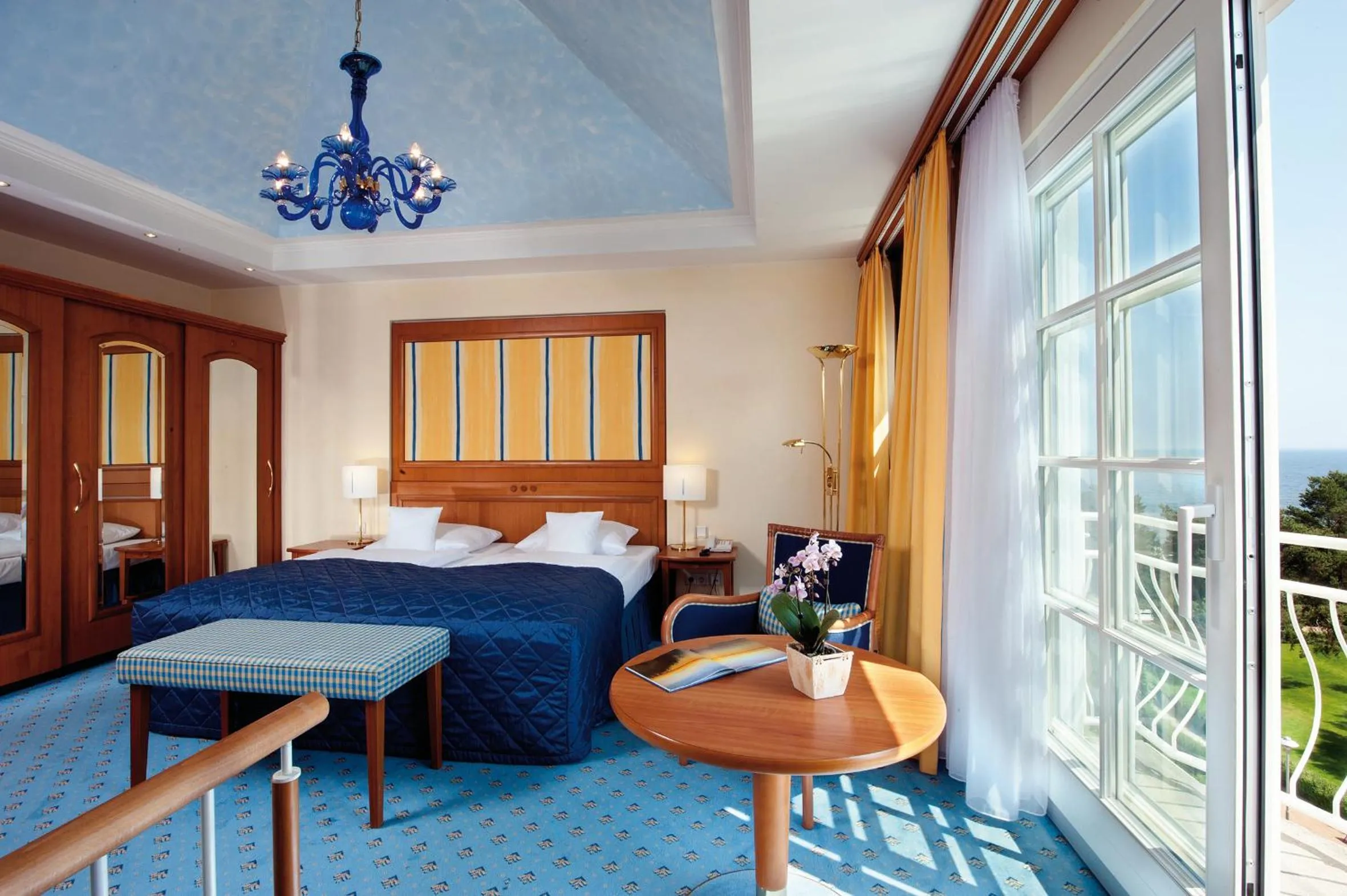 Photo of the whole room, Bed in Hotel Kleine Strandburg - Adults Only