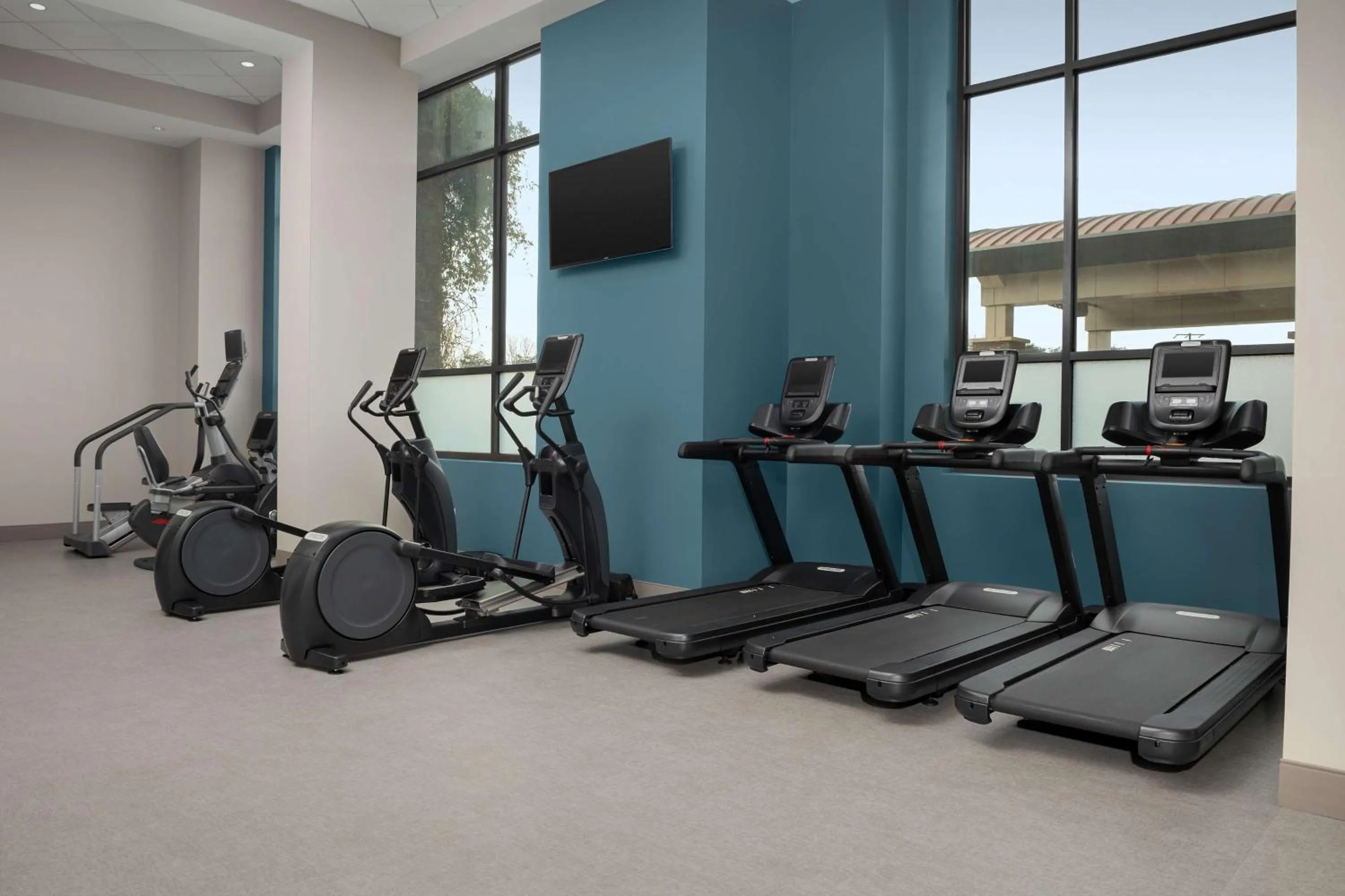 Fitness centre/facilities in Embassy Suites Springfield