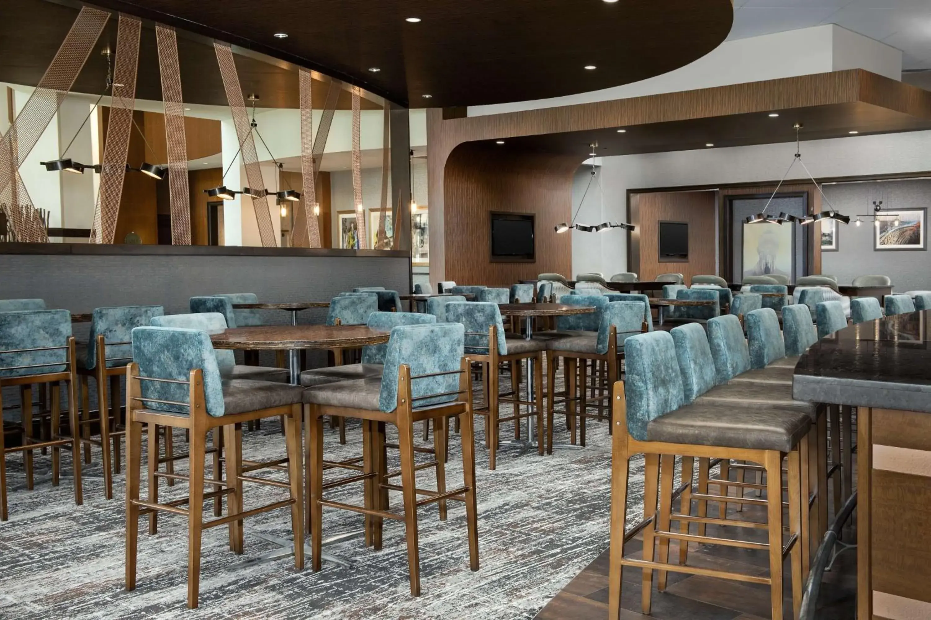 Lounge or bar in Embassy Suites Springfield Lounge or bar in Embassy Suites Springfield