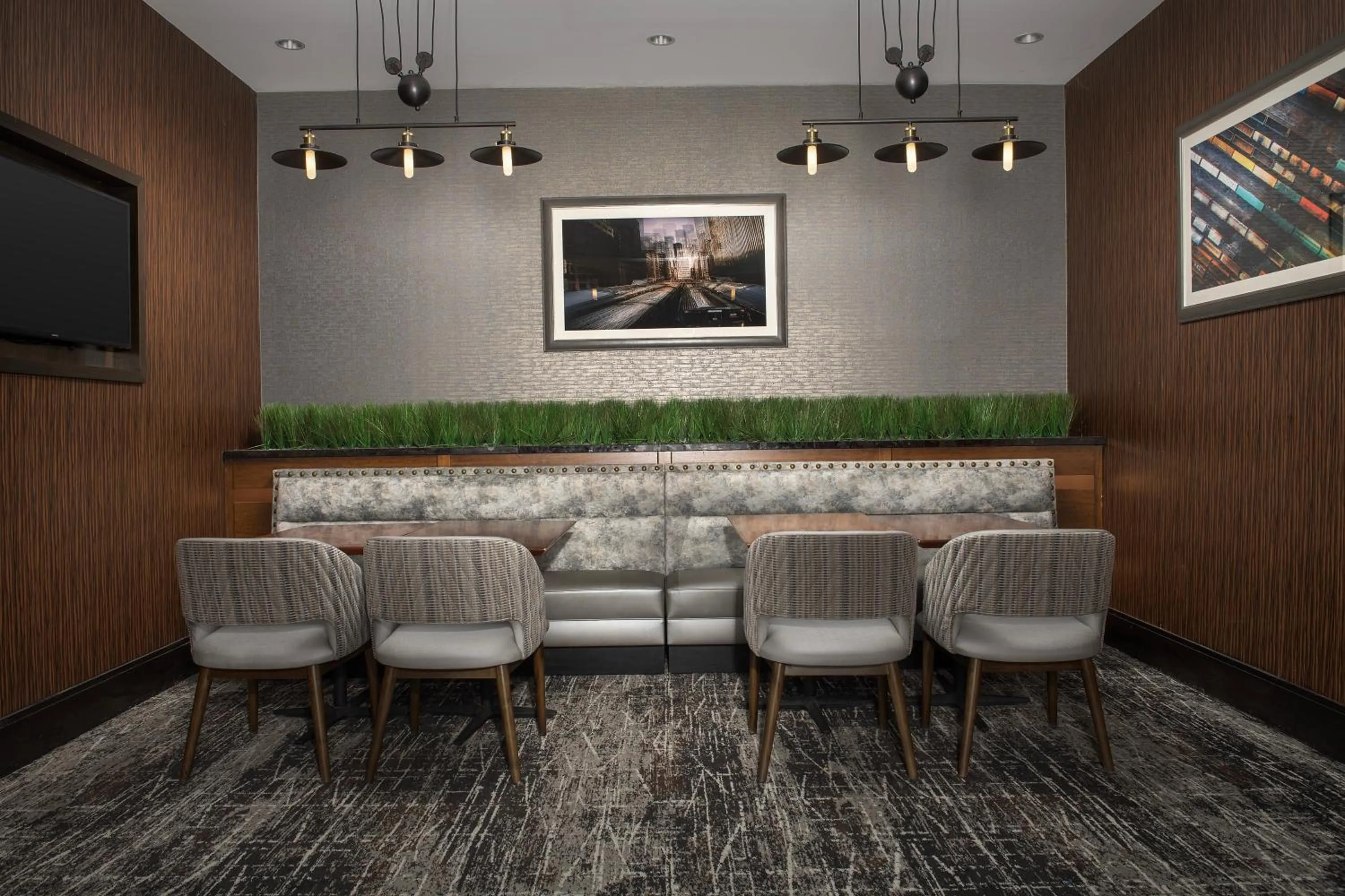 Restaurant/places to eat in Embassy Suites Springfield