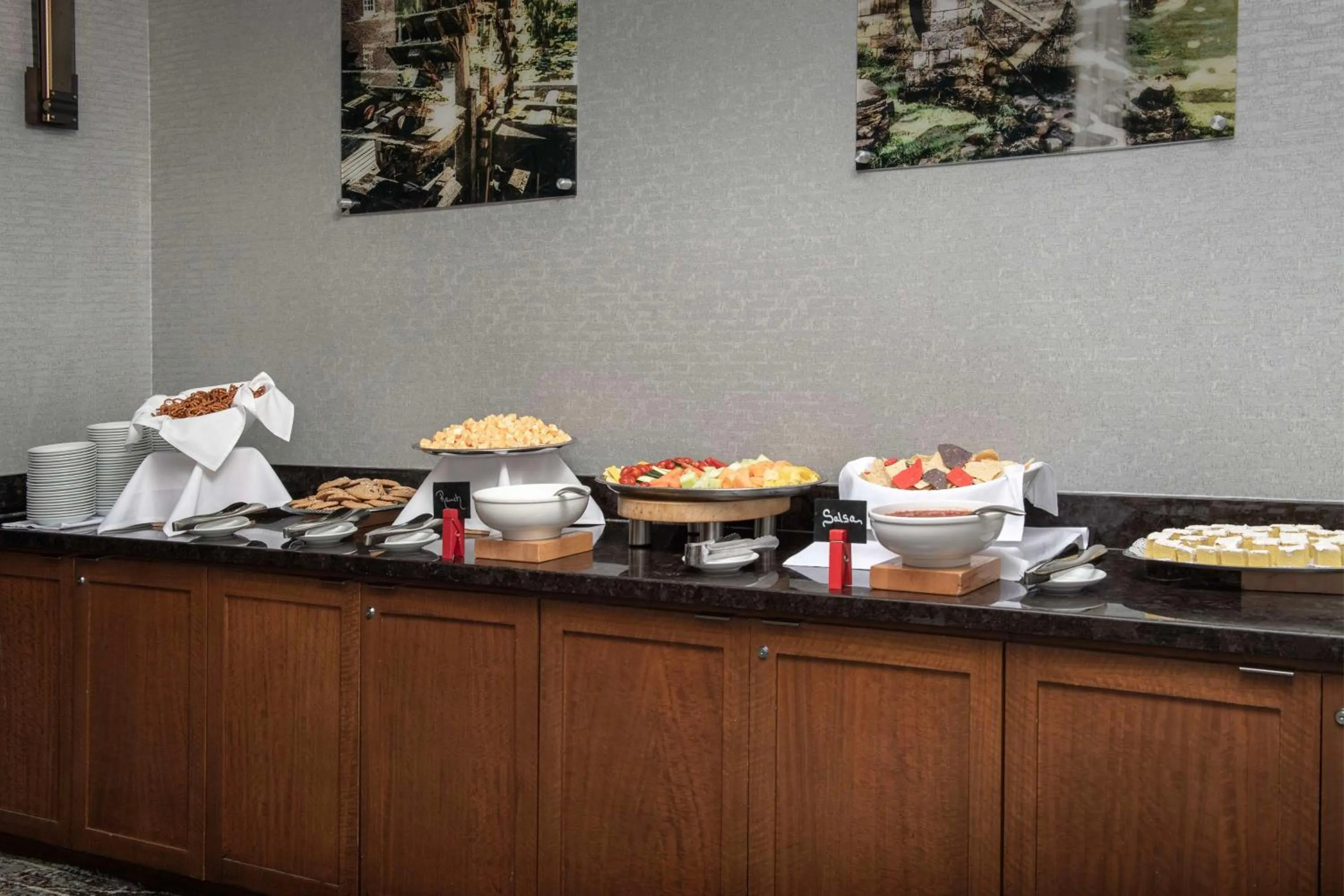 Dining area in Embassy Suites Springfield