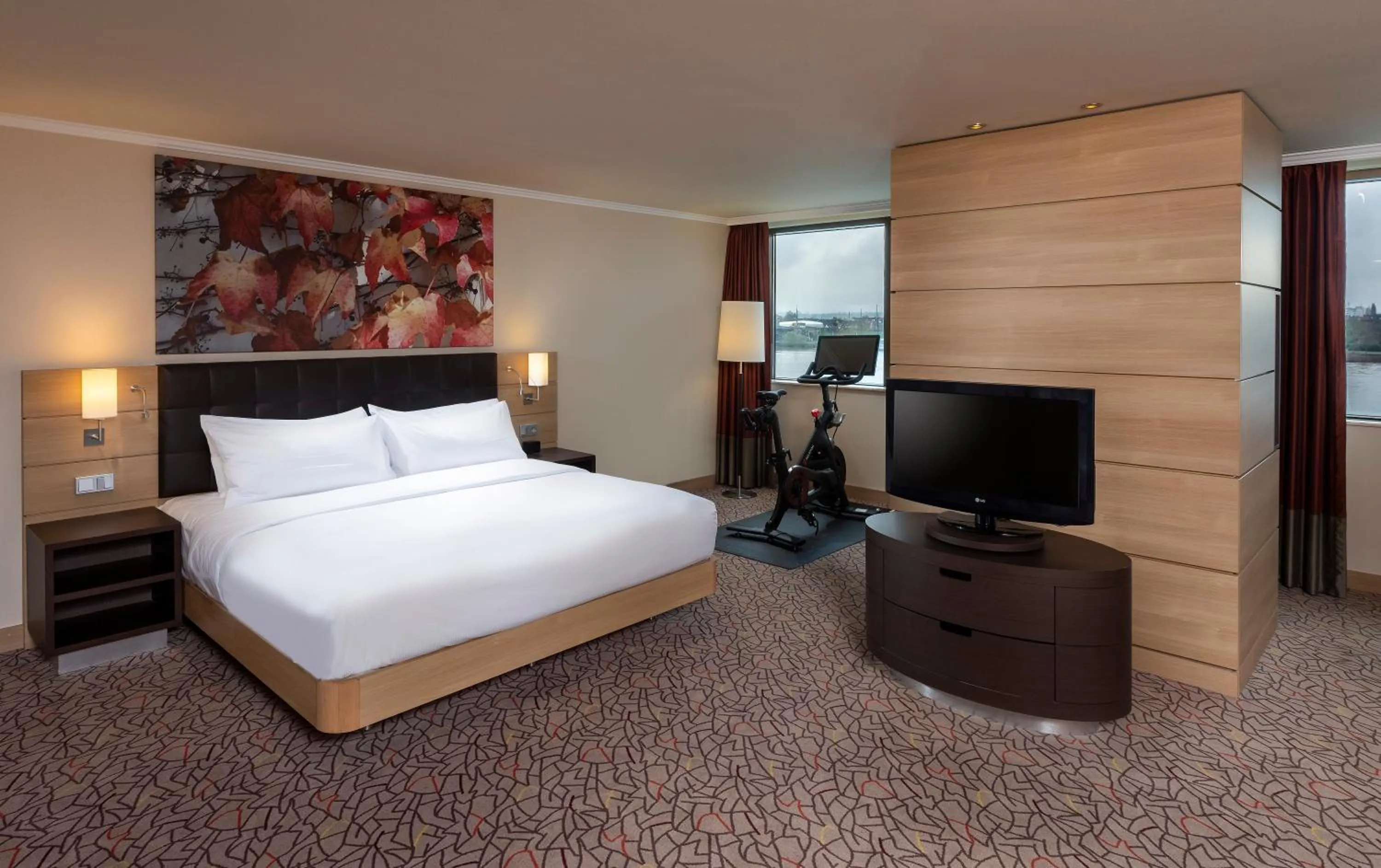 Photo of the whole room, Bed in Hilton Mainz