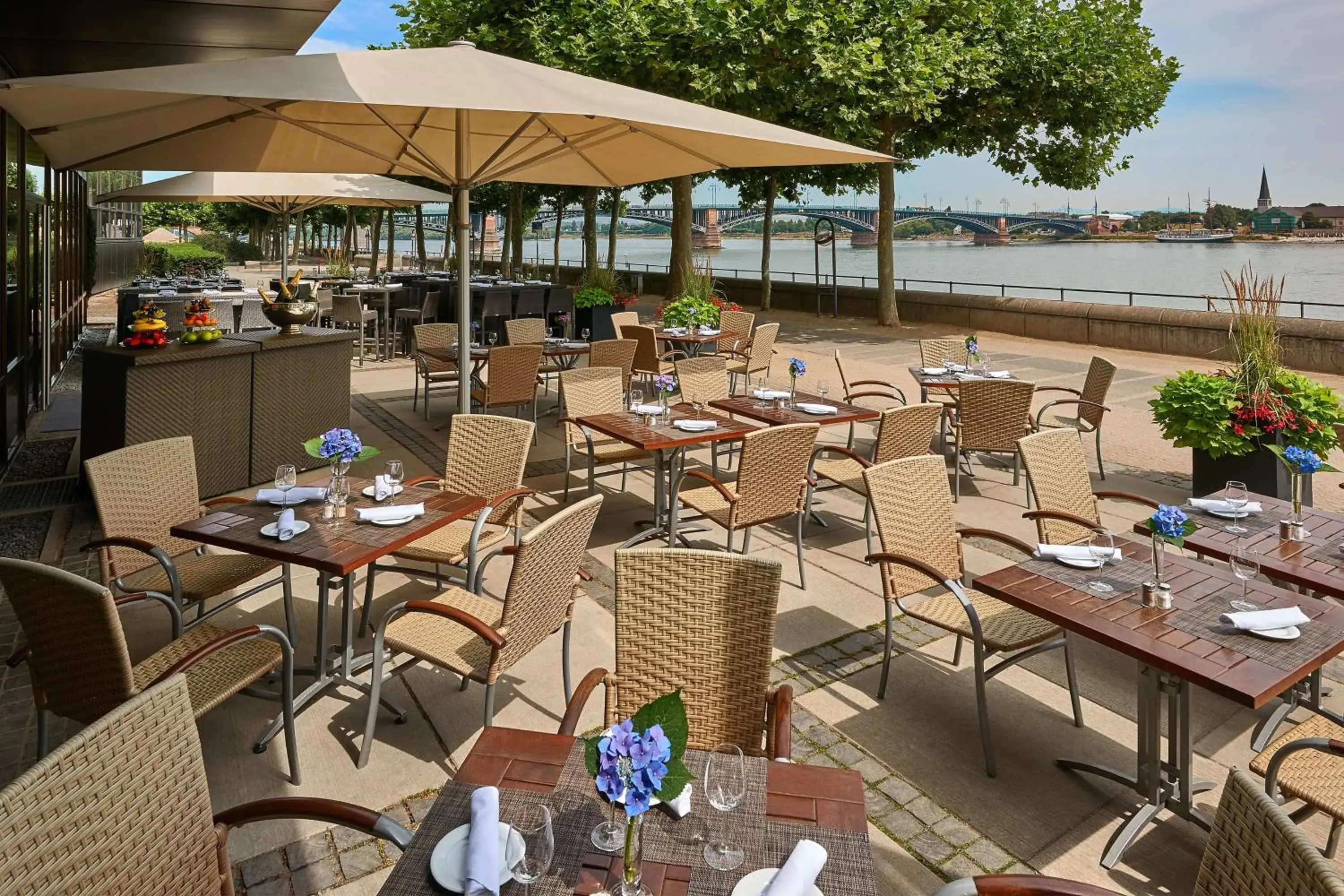 Restaurant/places to eat in Hilton Mainz Restaurant/places to eat in Hilton Mainz