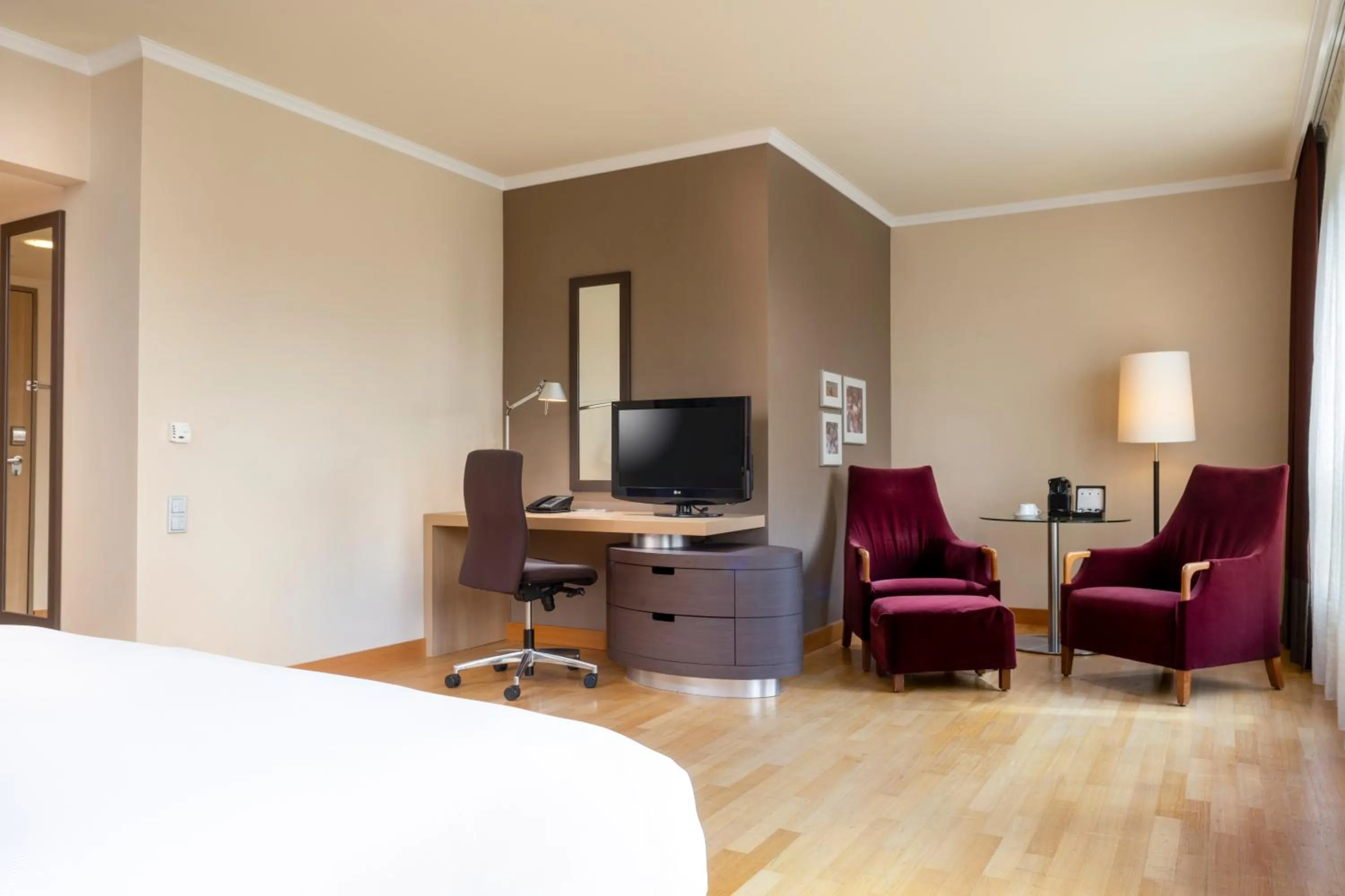 Photo of the whole room, Bed in Hilton Mainz