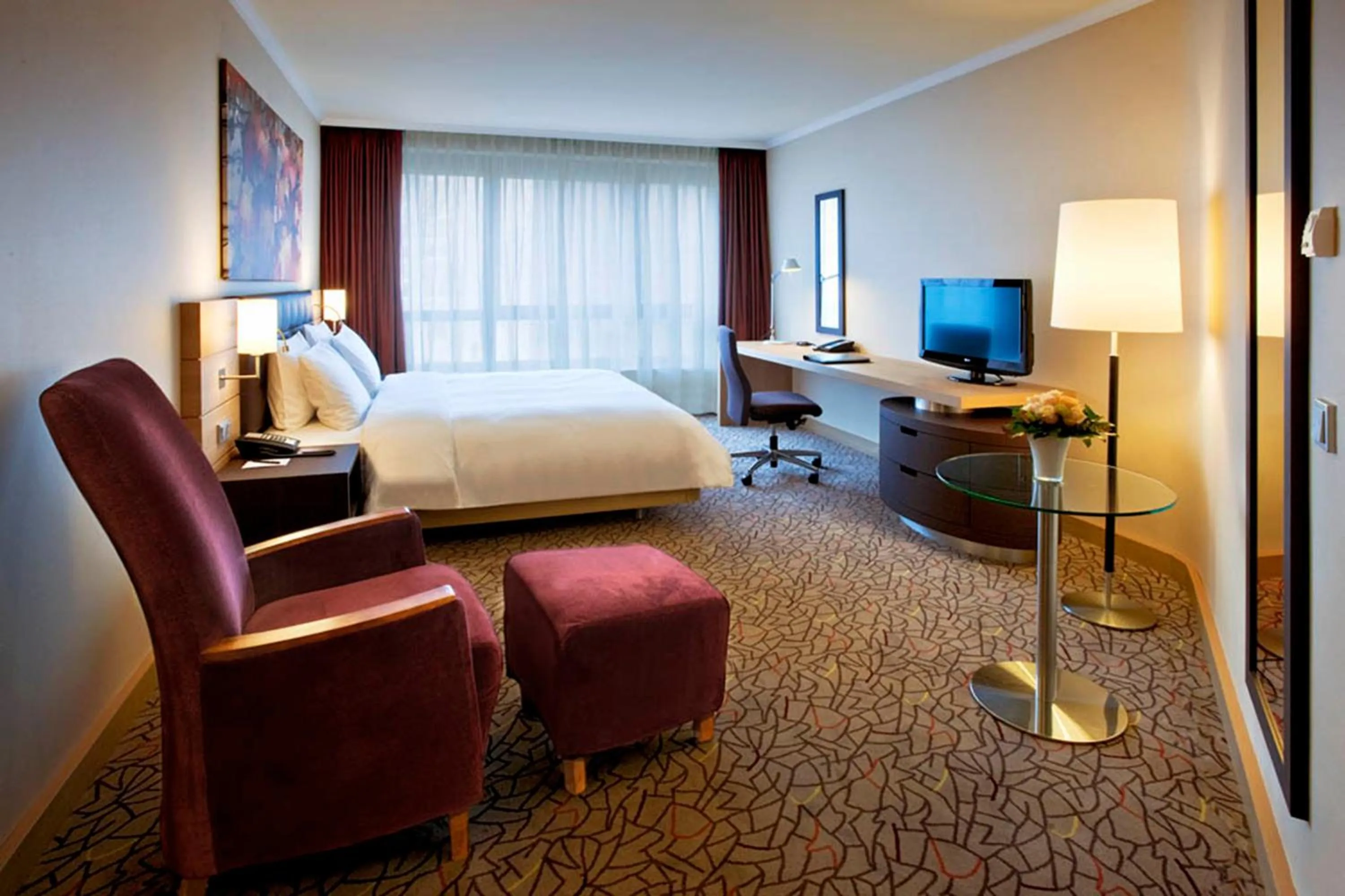 Photo of the whole room, Bed in Hilton Mainz