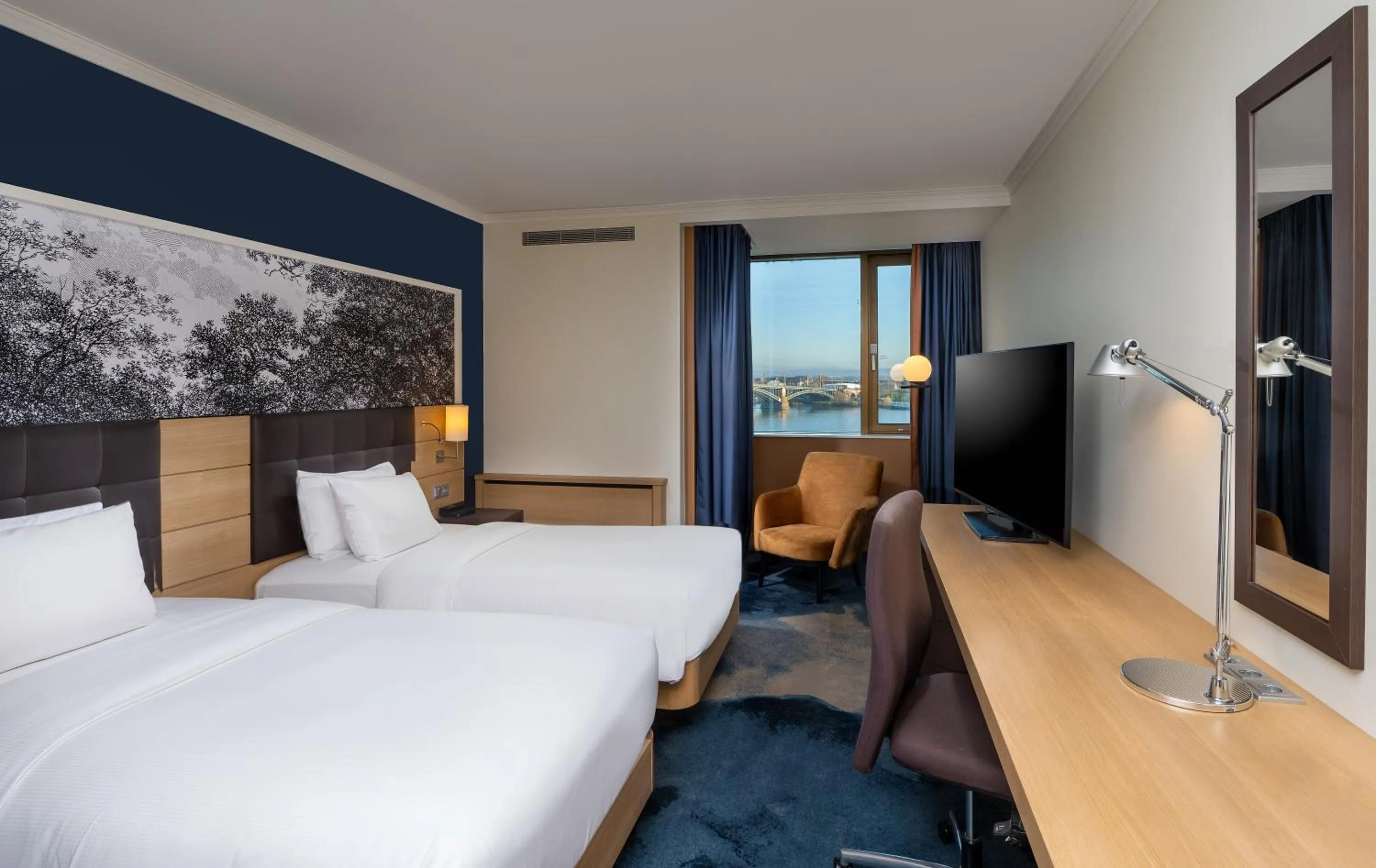 Photo of the whole room, Bed in Hilton Mainz