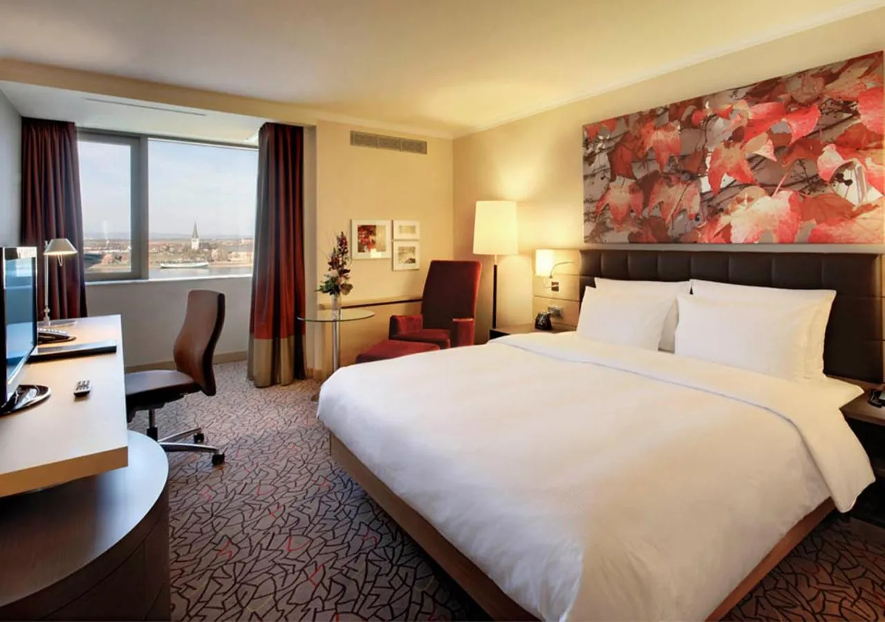 Photo of the whole room, Bed in Hilton Mainz