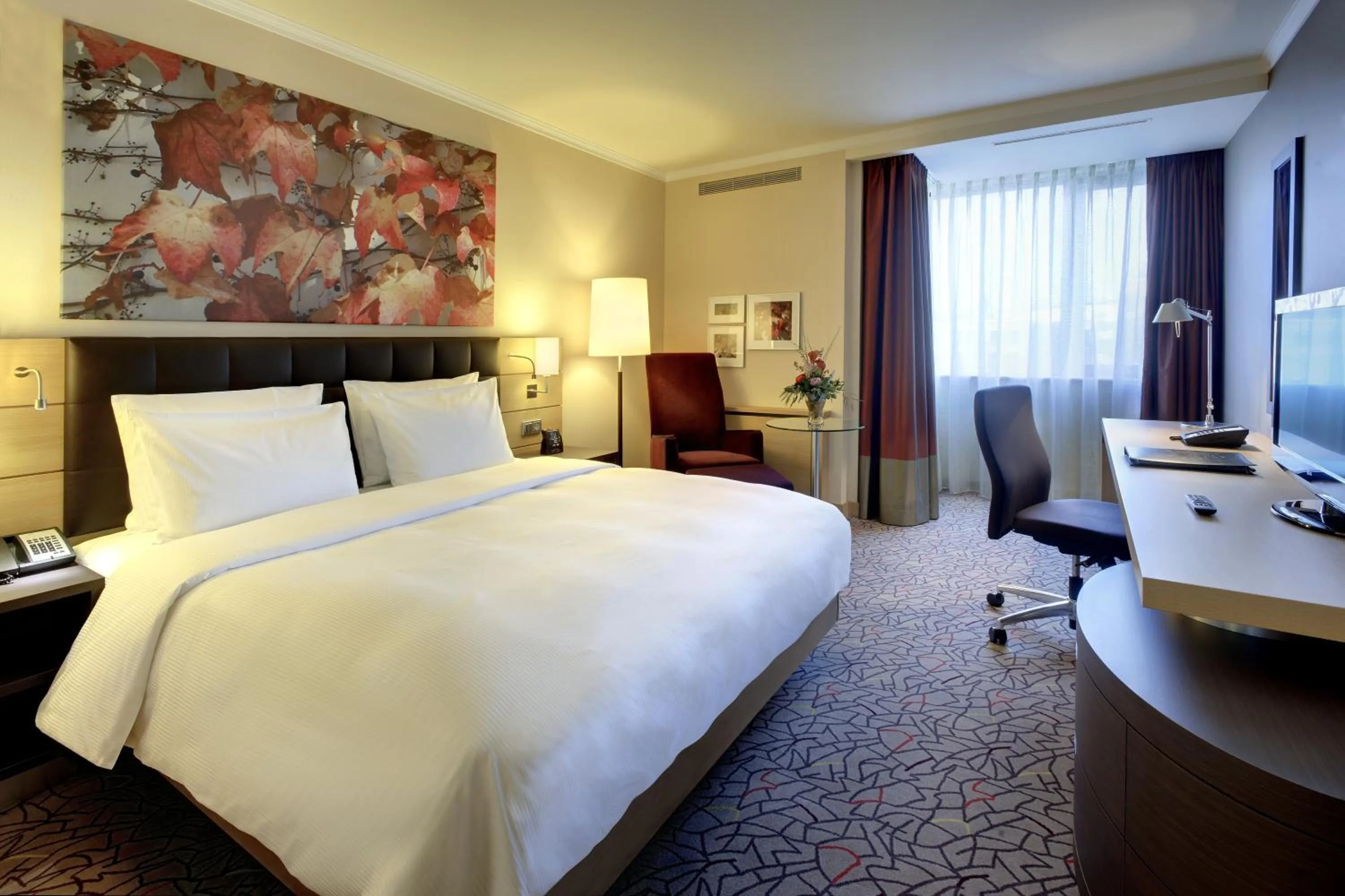 Photo of the whole room, Bed in Hilton Mainz