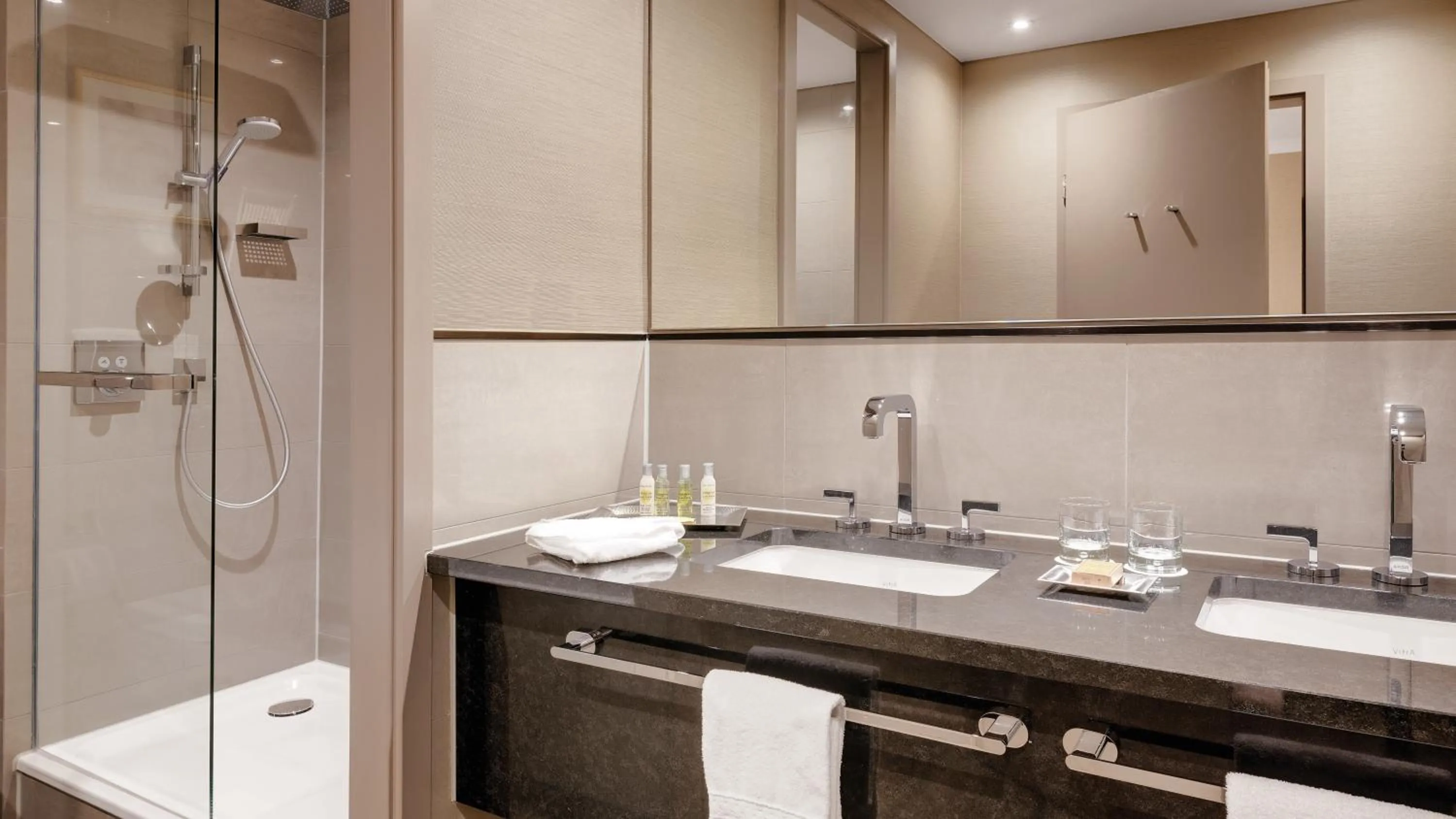 Shower in Hilton Munich City