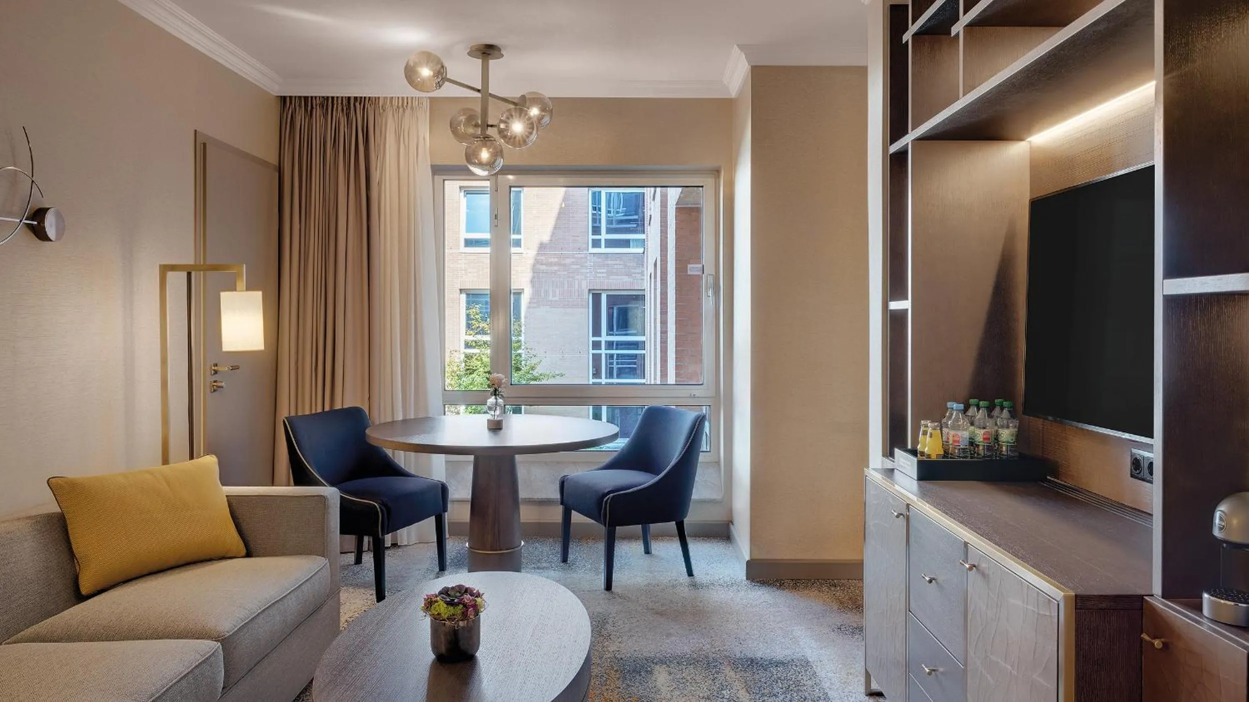 Living room in Hilton Munich City