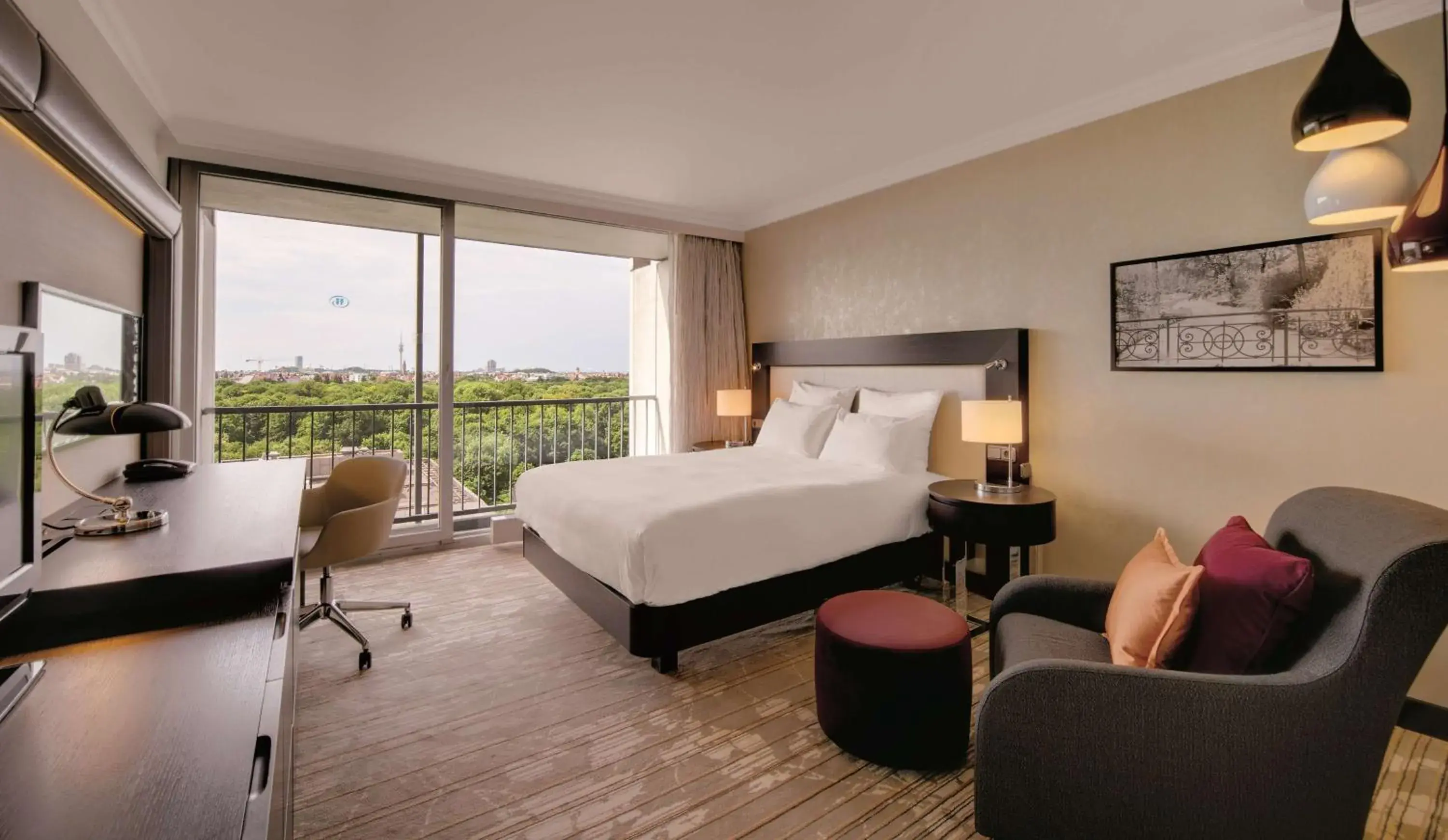 Executive Queen Room with Access to the Executive Lounge in Hilton Munich Park Executive Queen Room with Access to the Executive Lounge in Hilton Munich Park