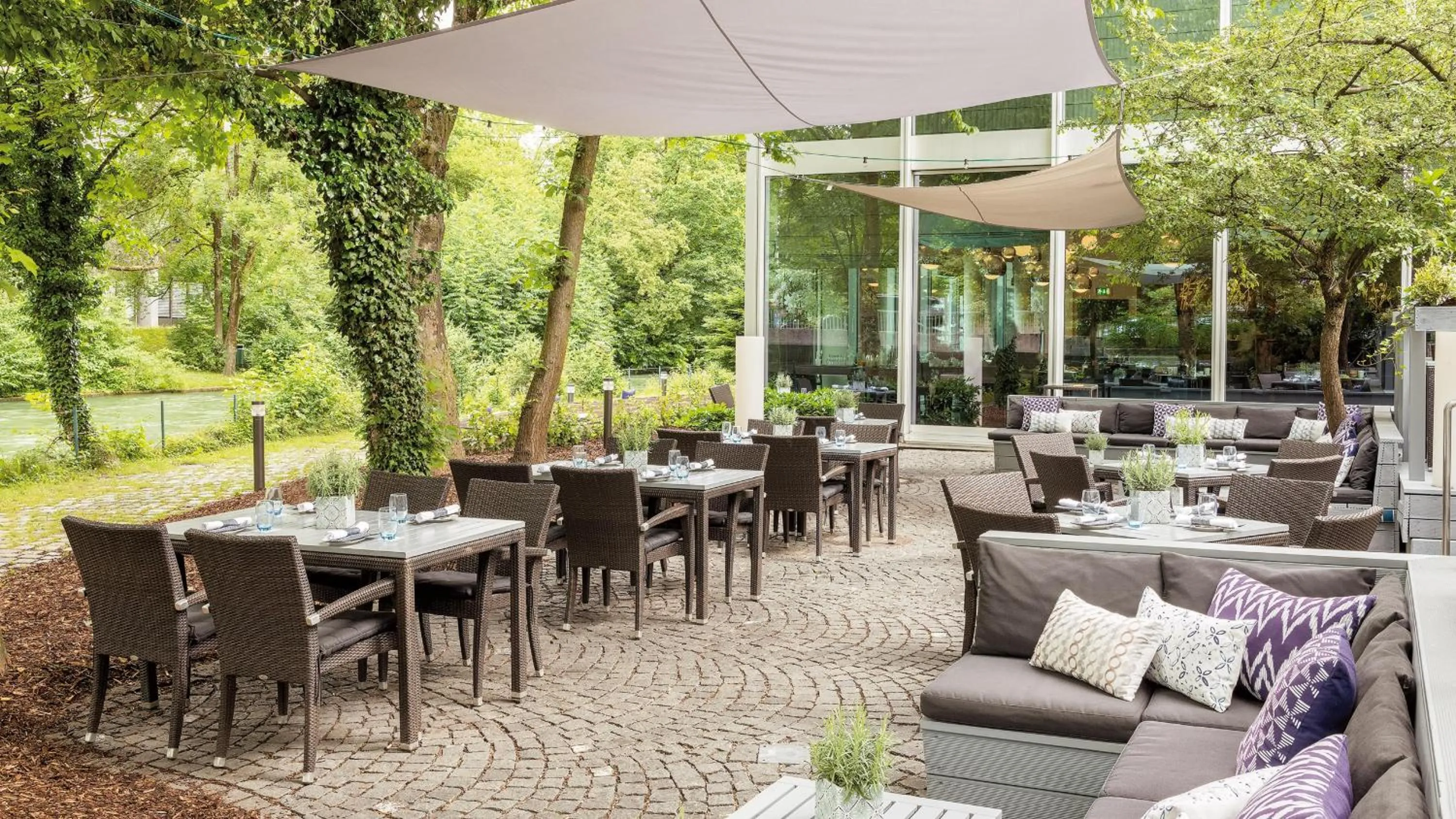 Restaurant/places to eat in Hilton Munich Park