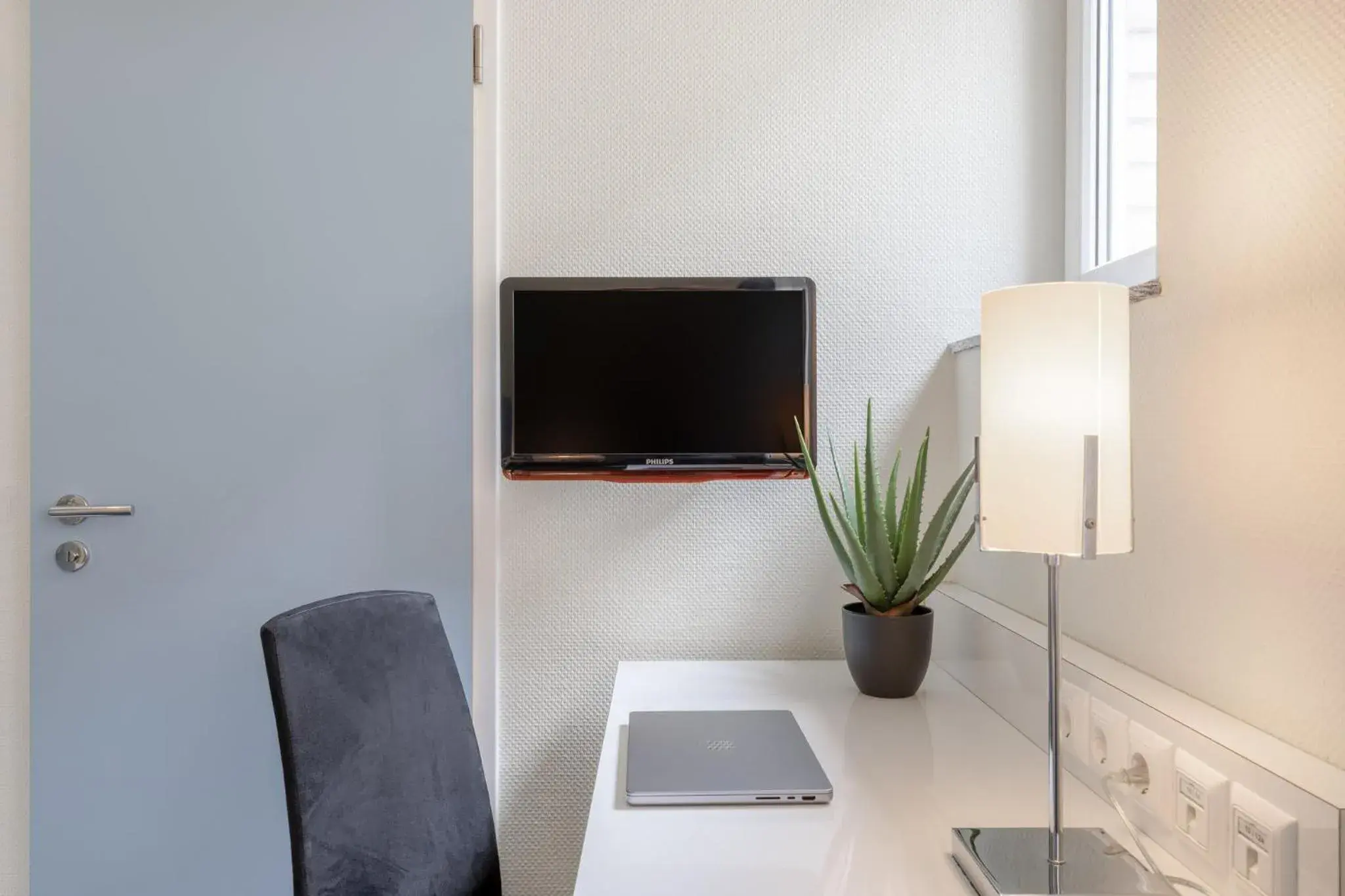 Photo of the whole room in Garner Hotel Berlin - Checkpoint Charlie by IHG Photo of the whole room in Garner Hotel Berlin - Checkpoint Charlie by IHG