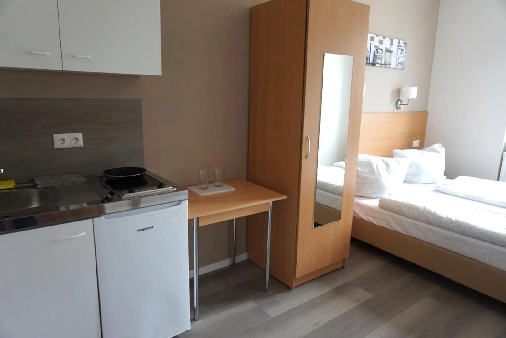 Kitchen or kitchenette, Bed in Apartment Hotel Wittenau