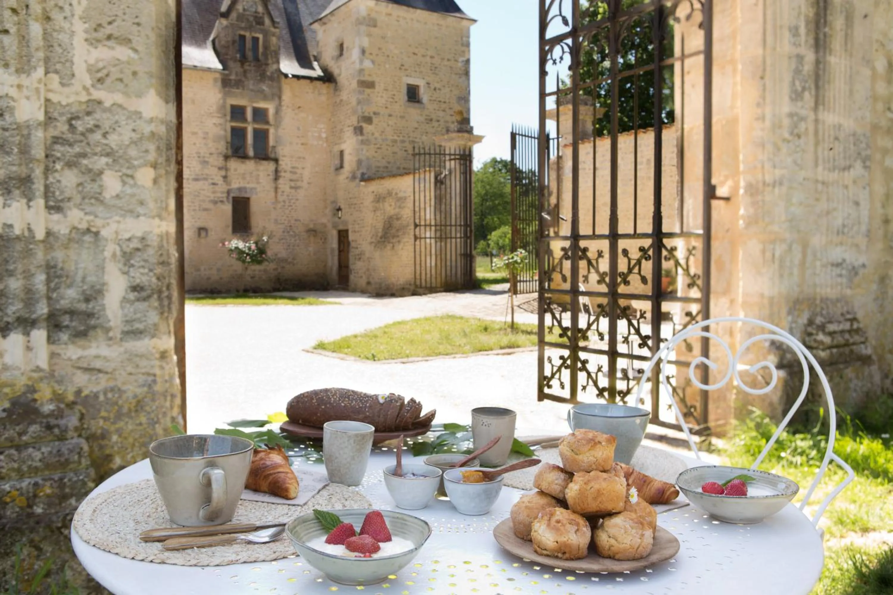 Food and drinks in Château de Bois Charmant