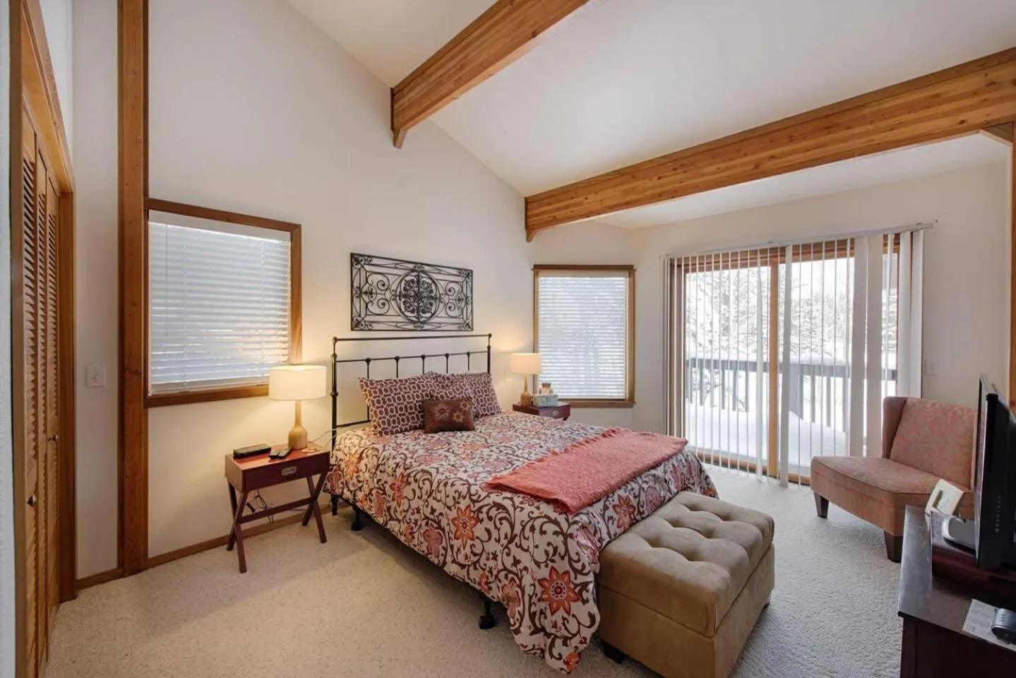 Bedroom, Bed in Fairway Lodge by Casago McCall - Donerightmanagement