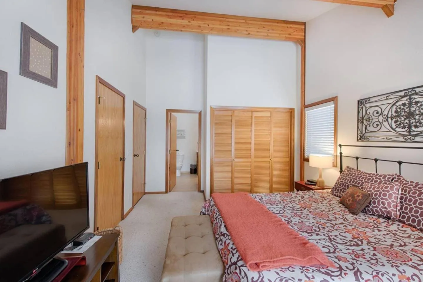 Bedroom, Bed in Fairway Lodge by Casago McCall - Donerightmanagement
