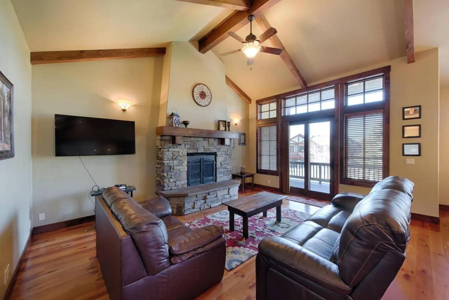 Living room in Greystone on Payette Lake by Casago McCall - Donerightmanagement