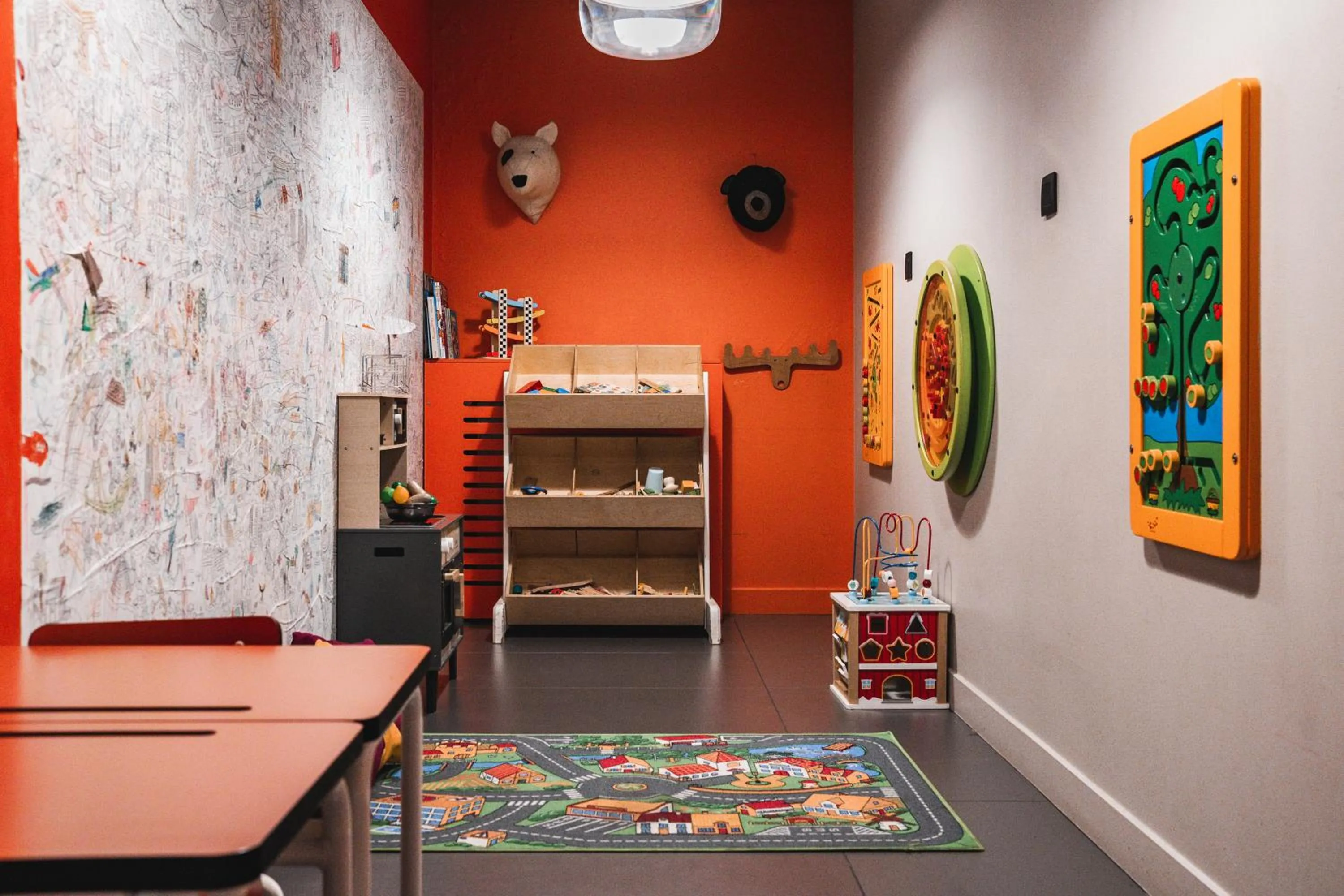 Children play ground, Bed in Heliopic Hotel & Spa