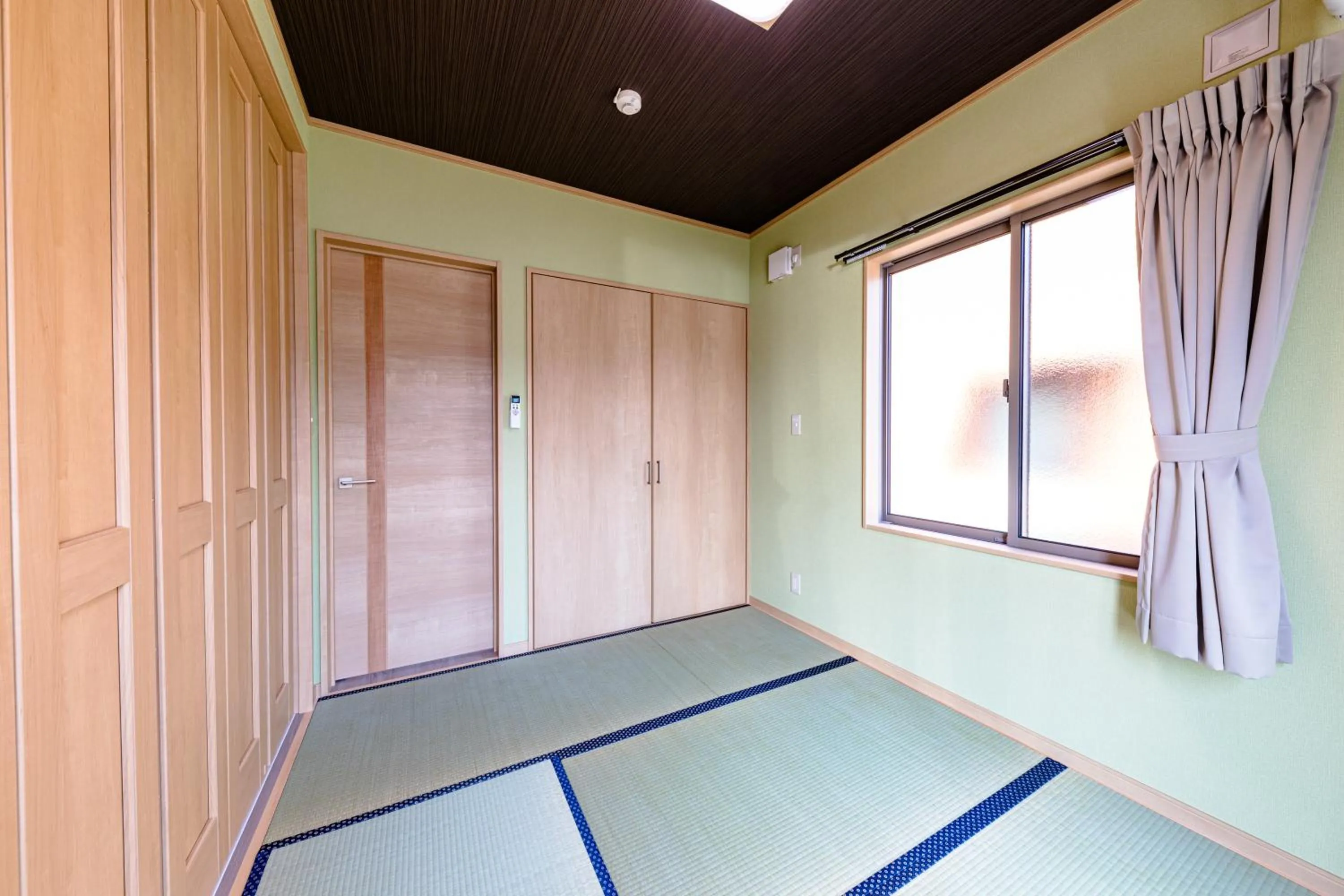 Photo of the whole room in Furaku-Dog