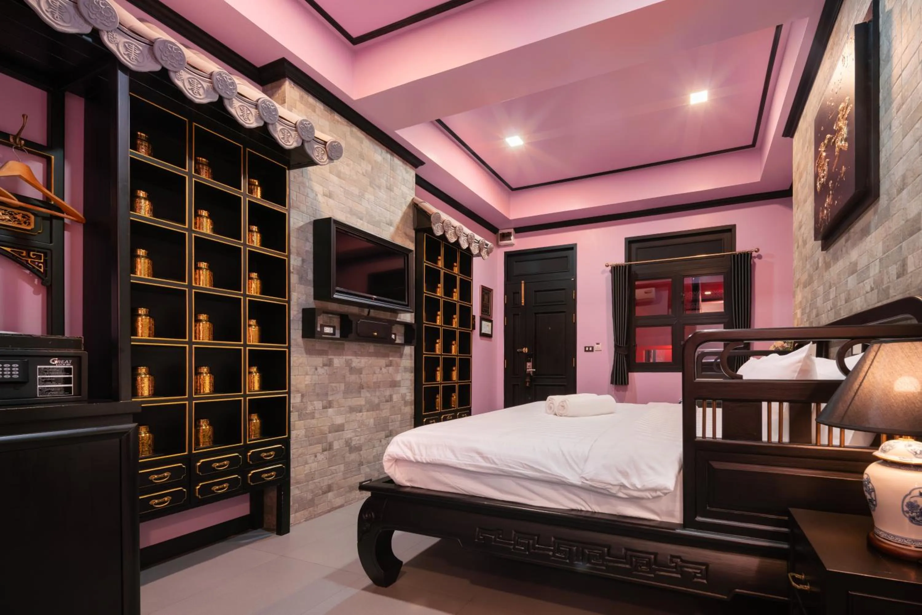 Decorative detail, Bed in DE Phanakron Boutique Hotel