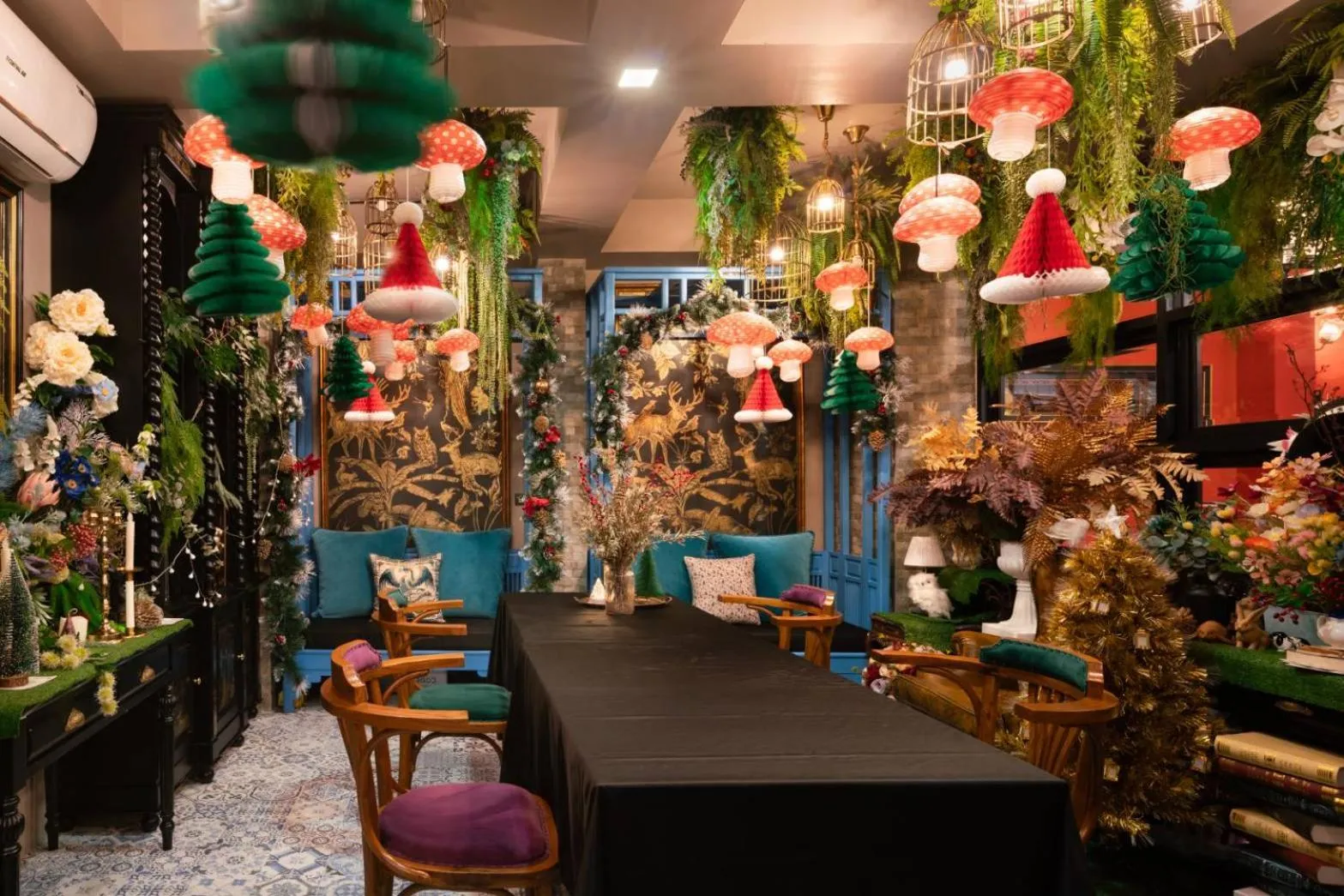 Library in DE Phanakron Boutique Hotel