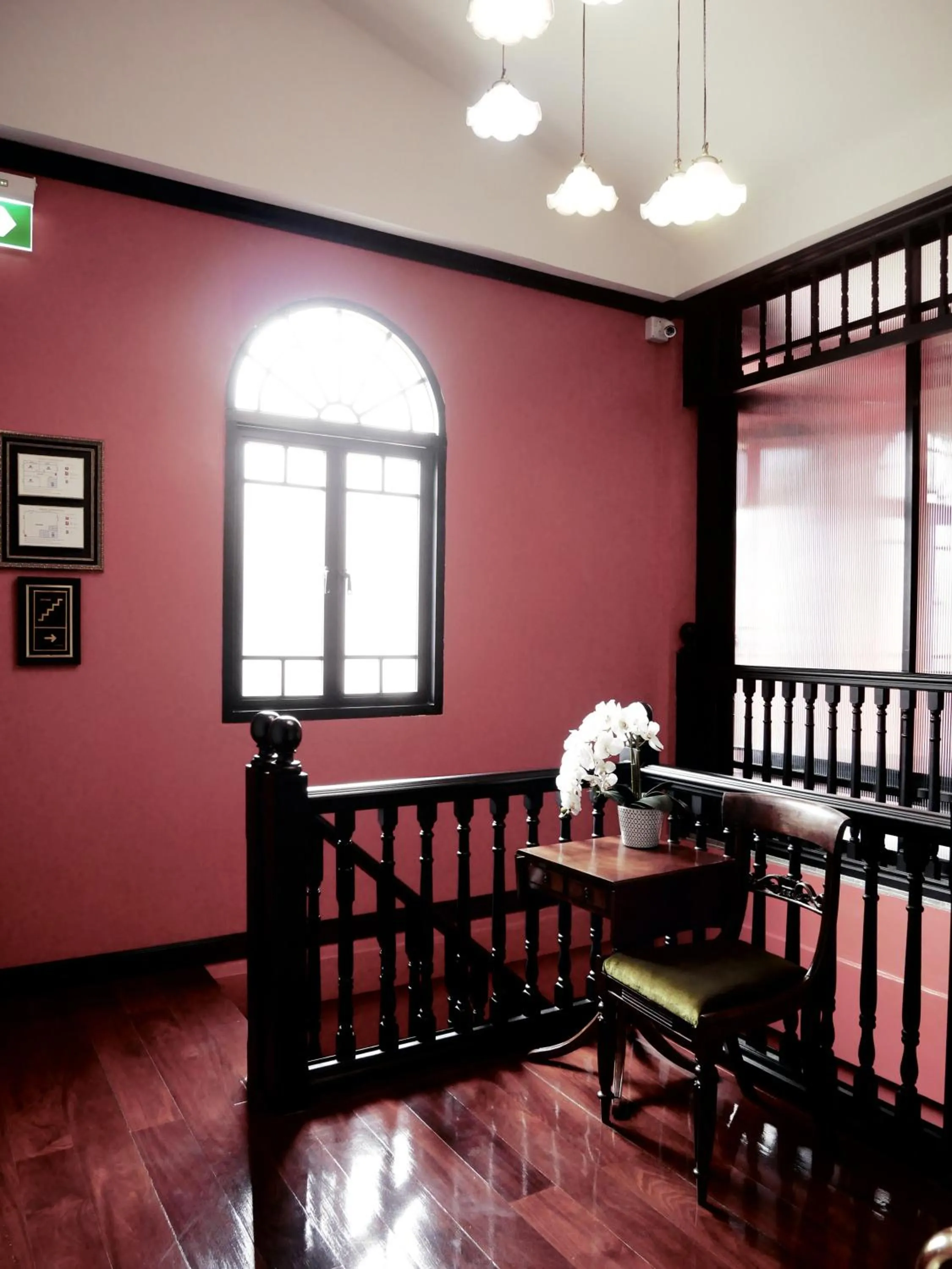 Seating area in DE Phanakron Boutique Hotel