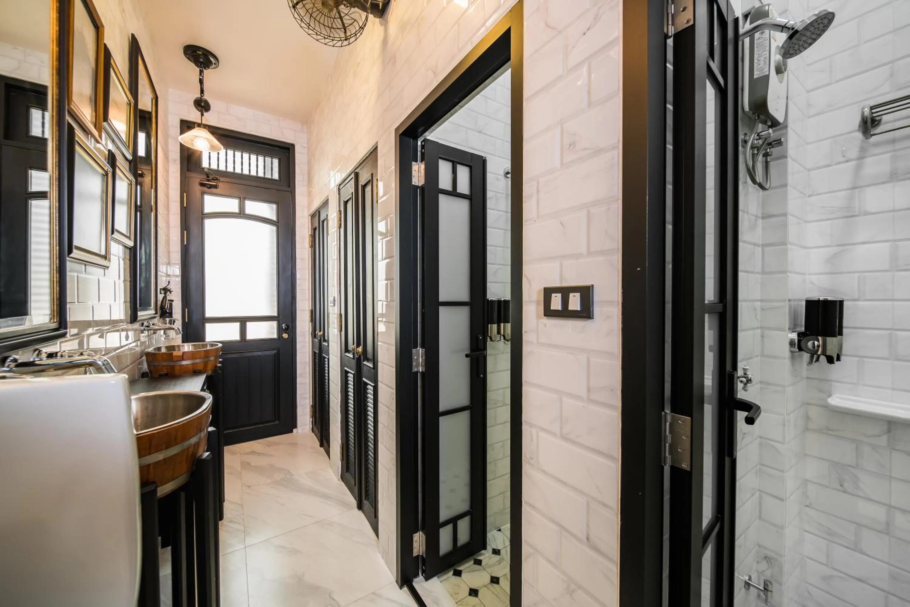 Shower in DE Phanakron Boutique Hotel