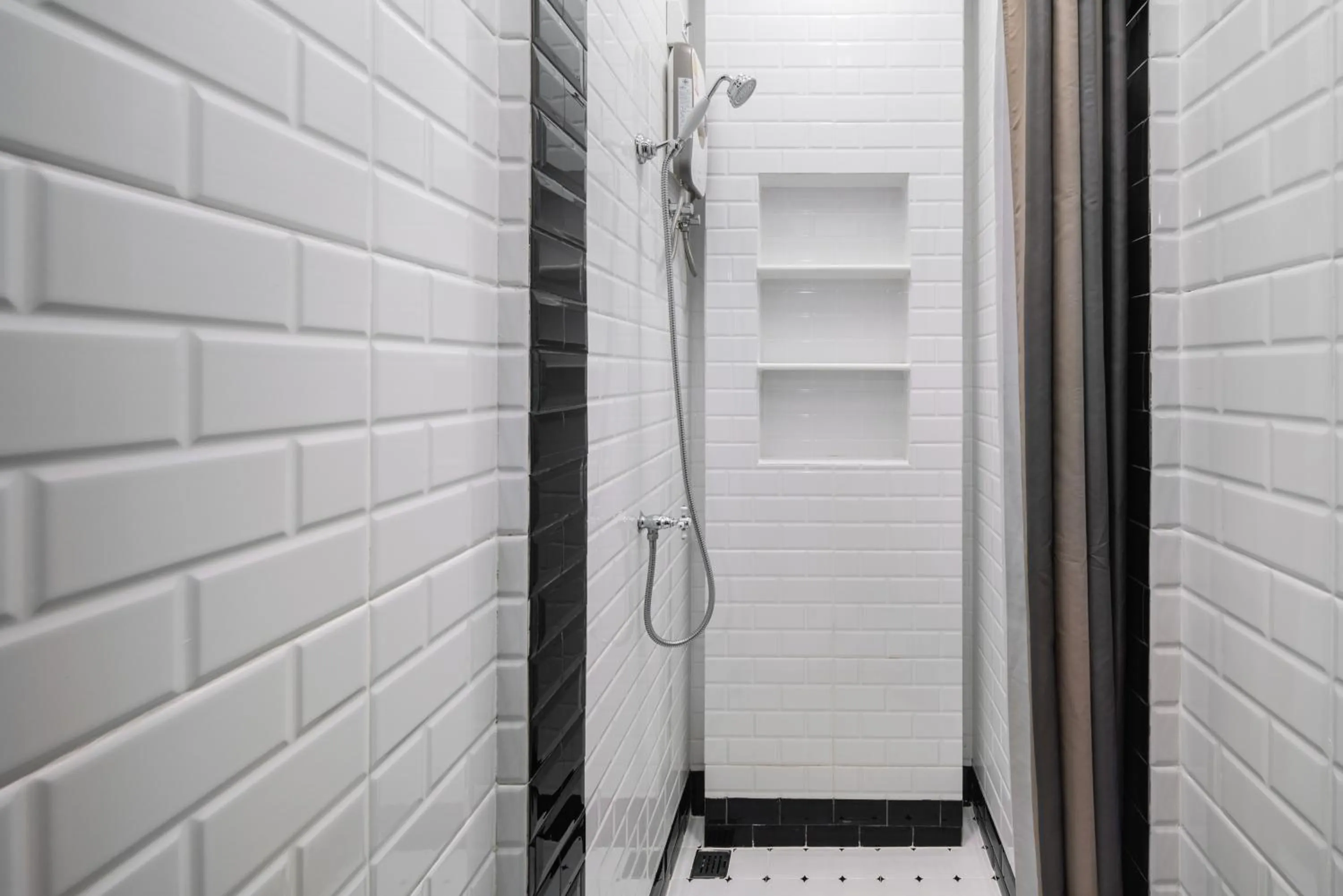 Shower in DE Phanakron Boutique Hotel