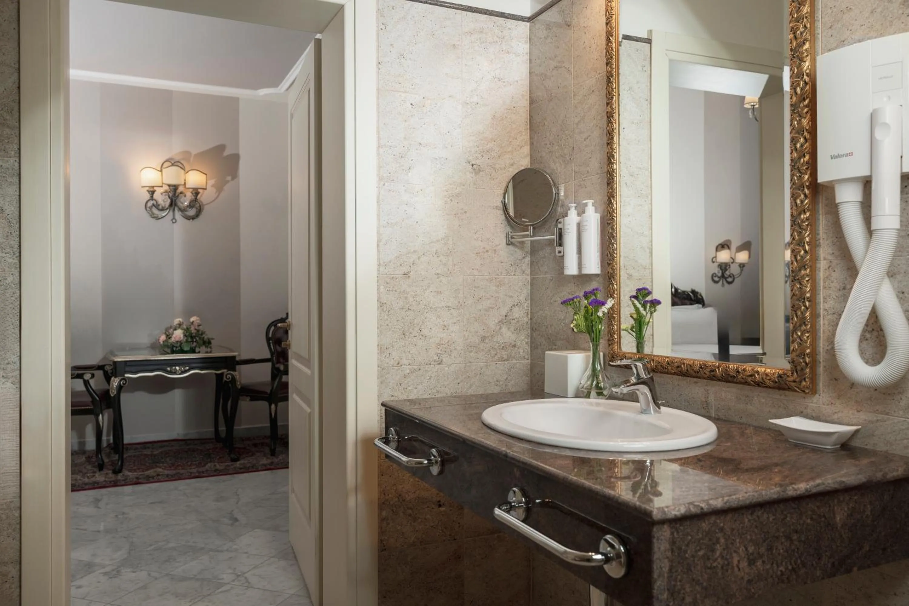 Bathroom in Grand Hotel di Parma - UNA Esperienze