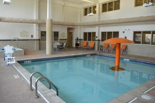 Swimming pool in Hampton Inn & Suites Jamestown