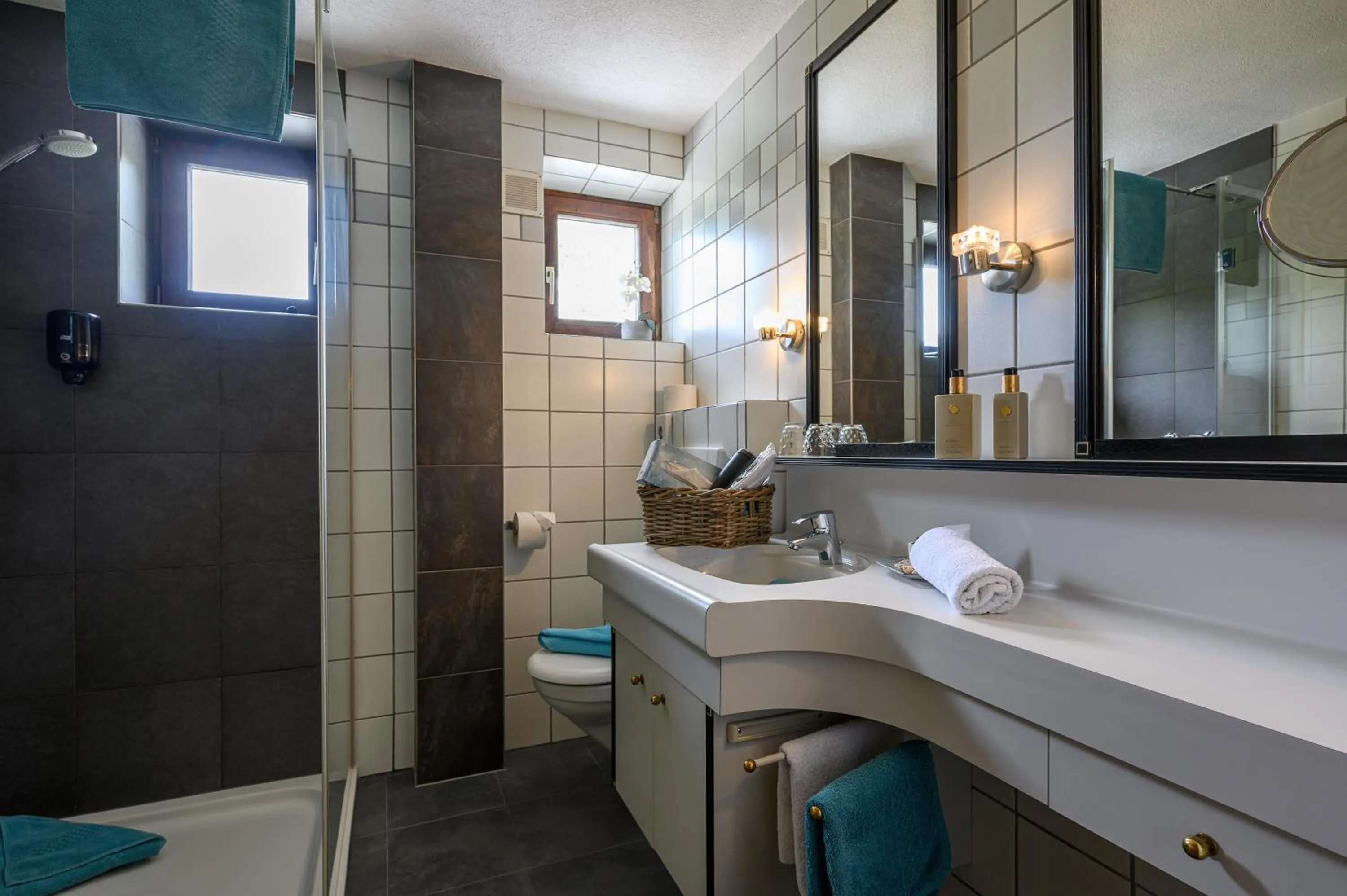 Shower in Restaurant Appartements Almdiele