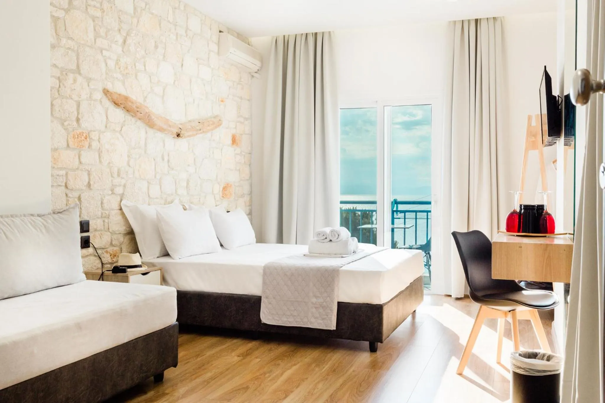 Photo of the whole room, Bed in Vrachos Lofts