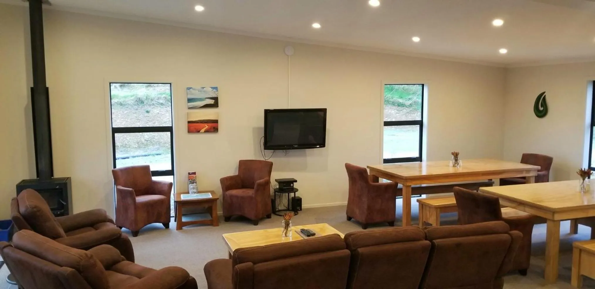 Communal lounge/ TV room in The Whistling Frog Resort