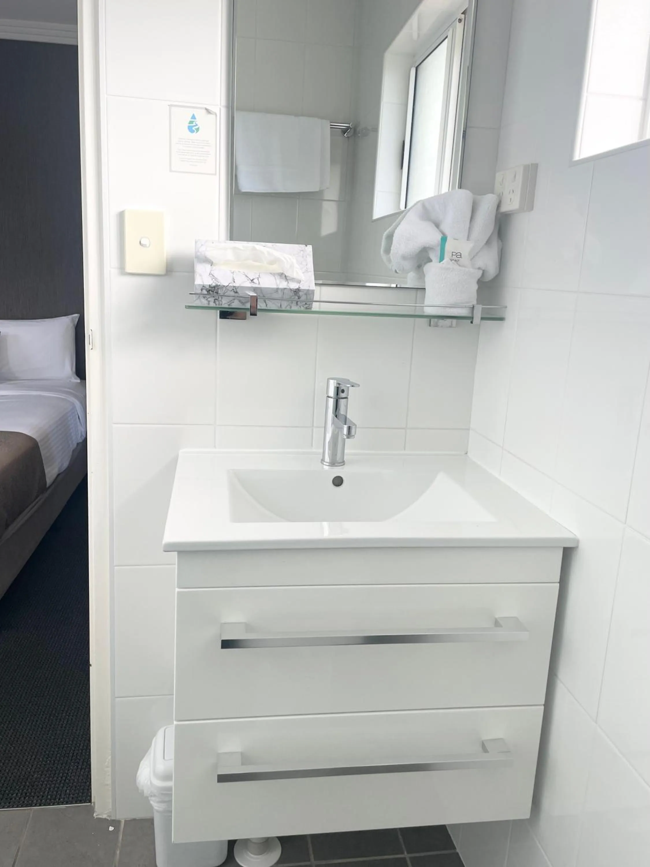 Bathroom, Bed in Huskisson Beach Motel