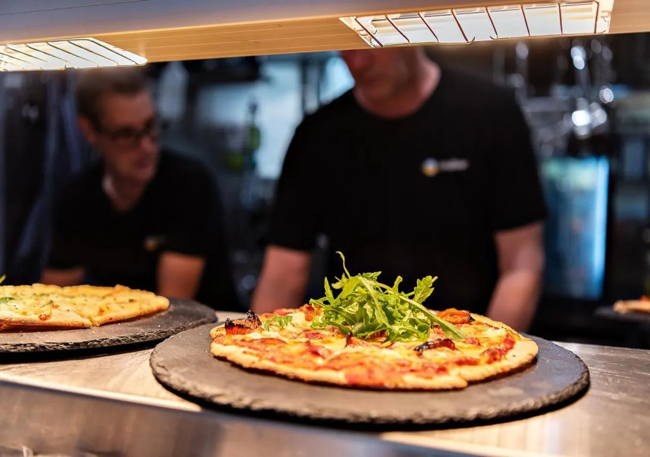 Restaurant/places to eat in Huskisson Beach Motel