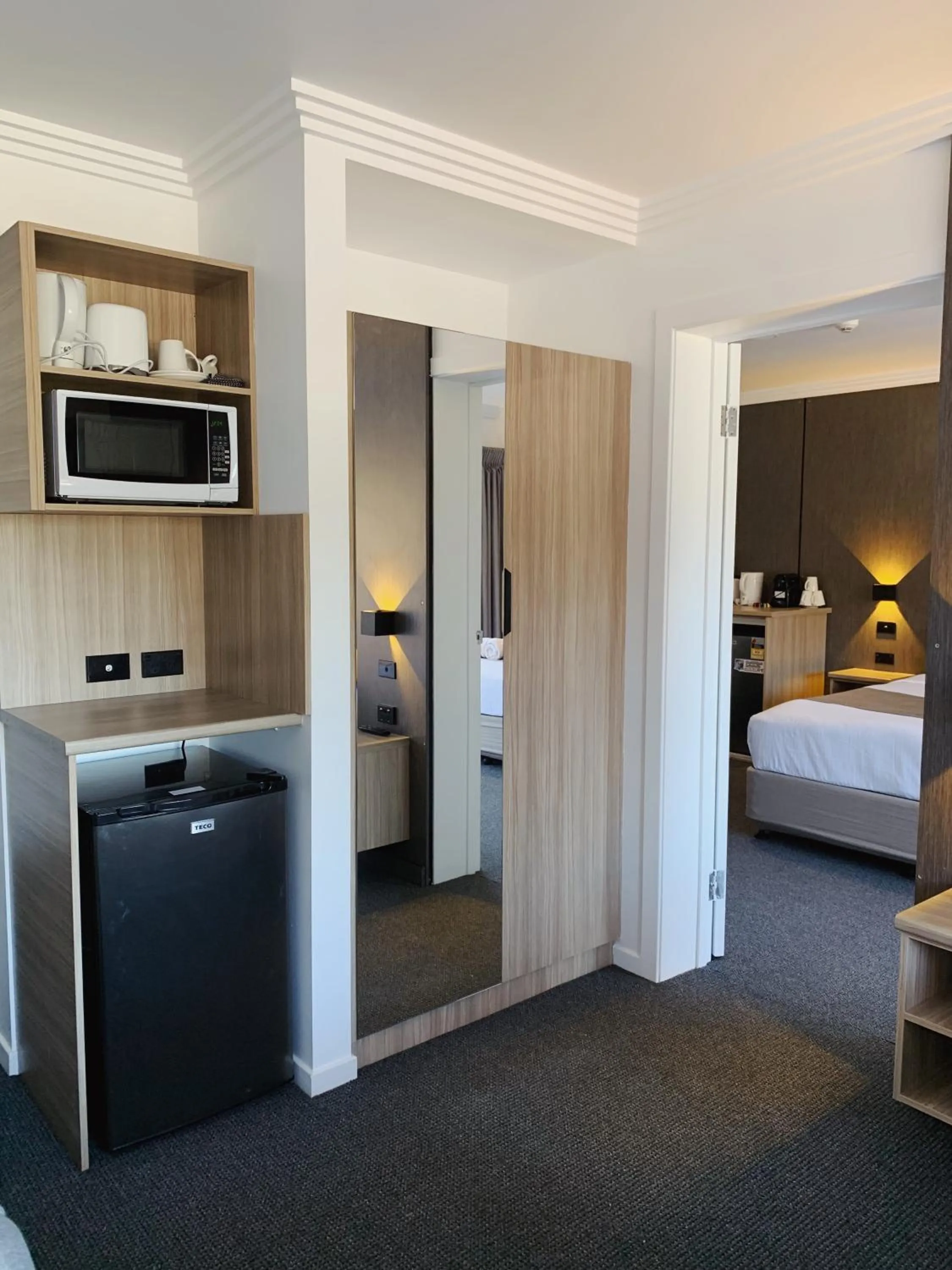 microwave, Bed in Huskisson Beach Motel